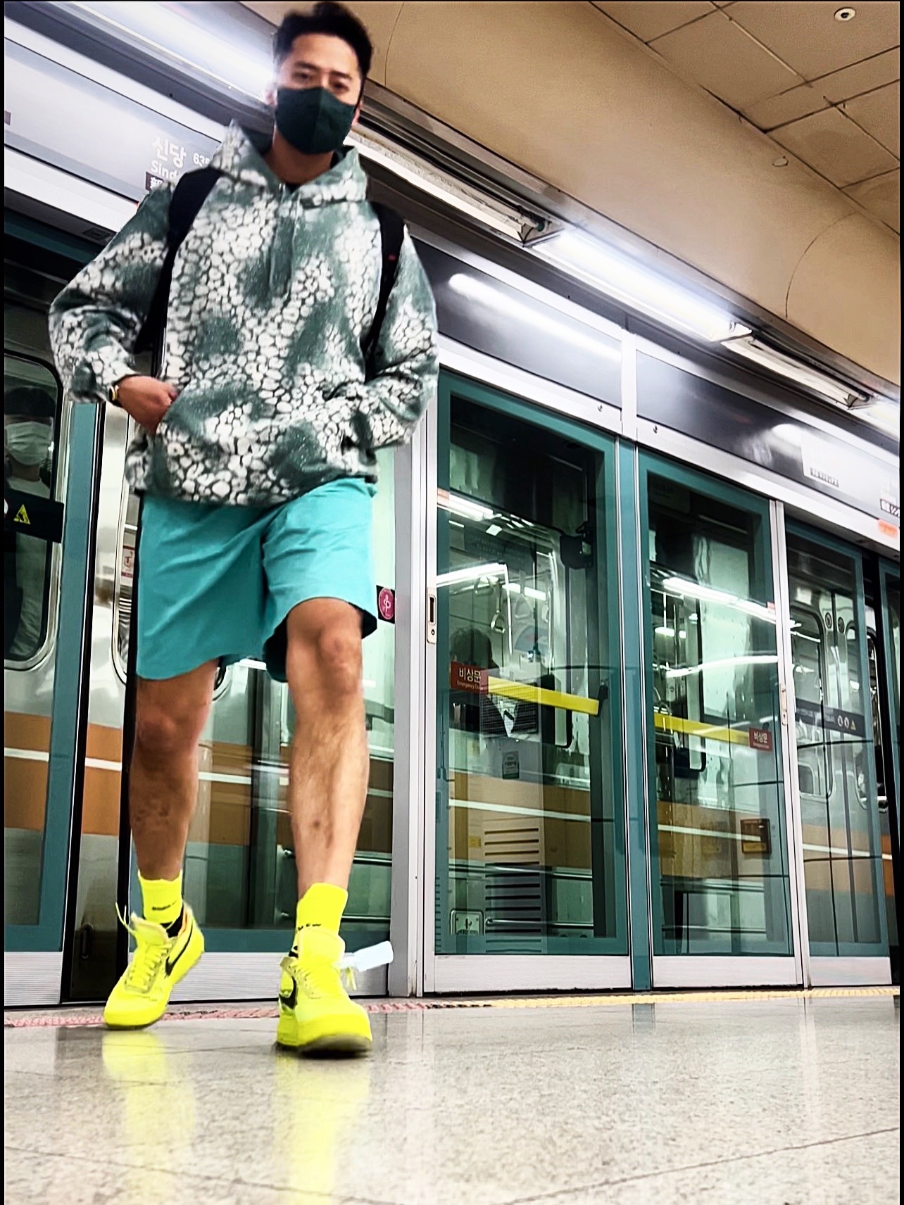 Supreme Bleached Leopard Hooded Sweatshirt Black - 21FW, Supreme Waxed Cotton Camp Cap Green - 21FW 착용 스타일 - 4