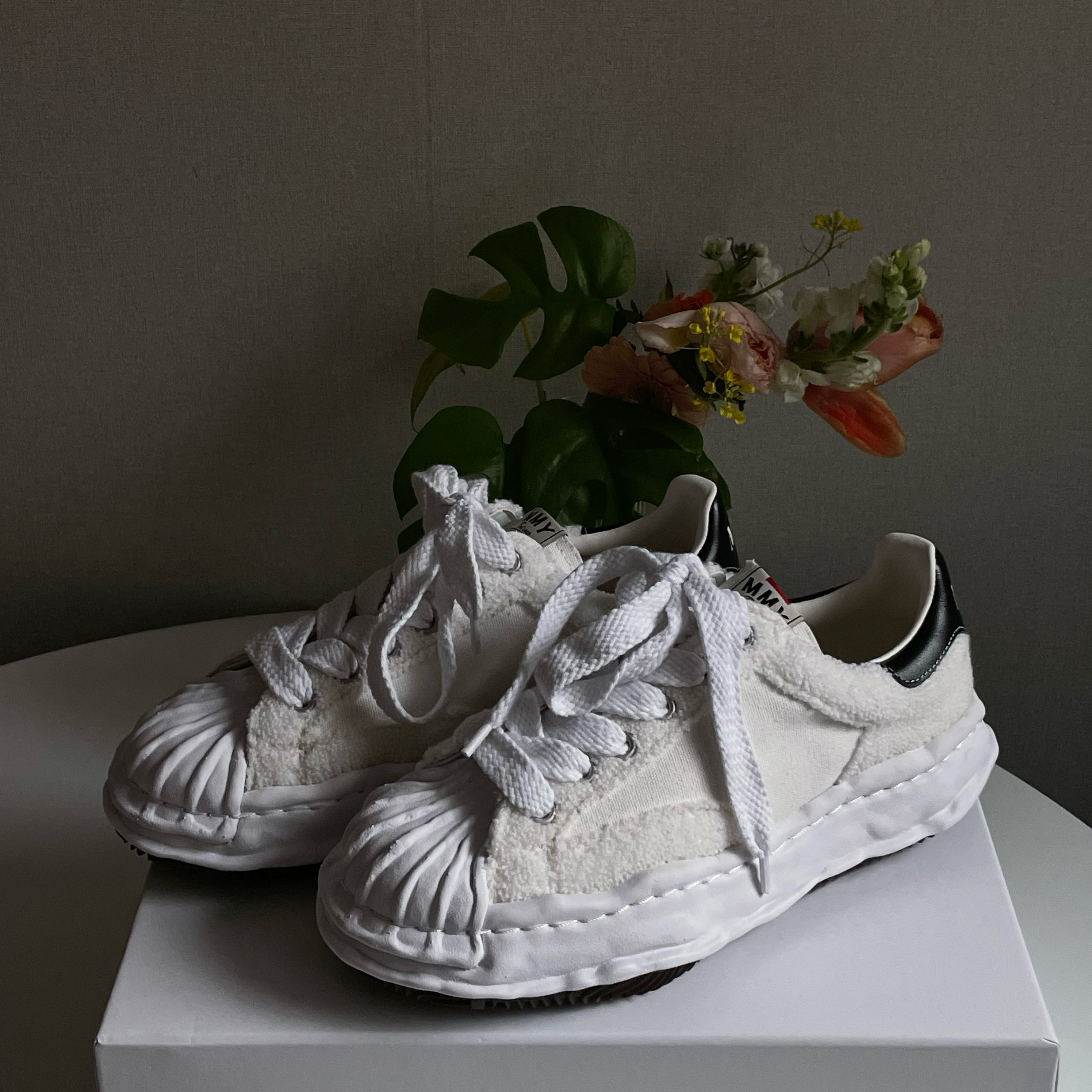 Maison Mihara Yasuhiro Blakey OG STC Sole Chenile Embroidery Low-top Sneakers White 착용 스타일