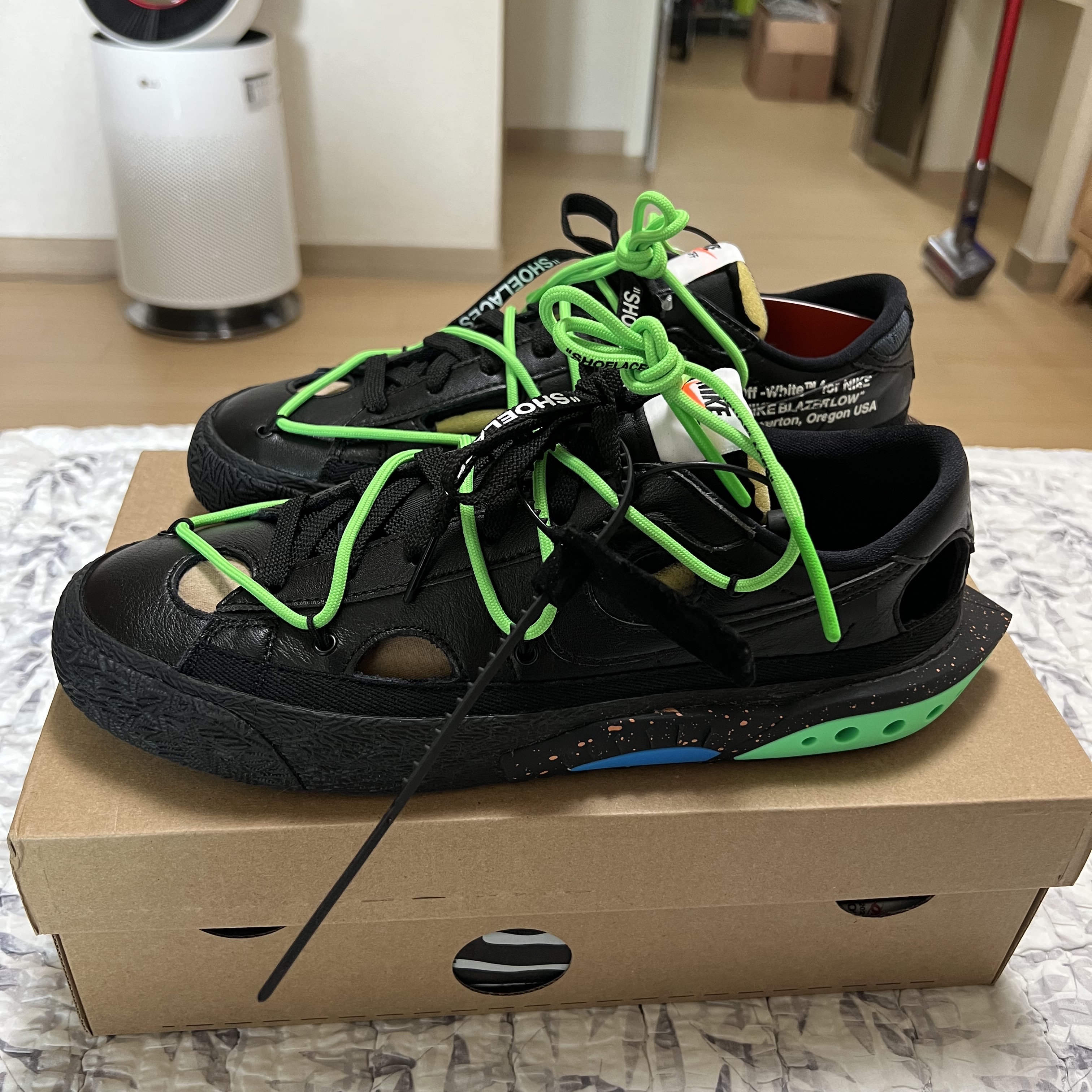 Nike x Off-White Blazer Low '77 Black and Electro Green 착용 스타일