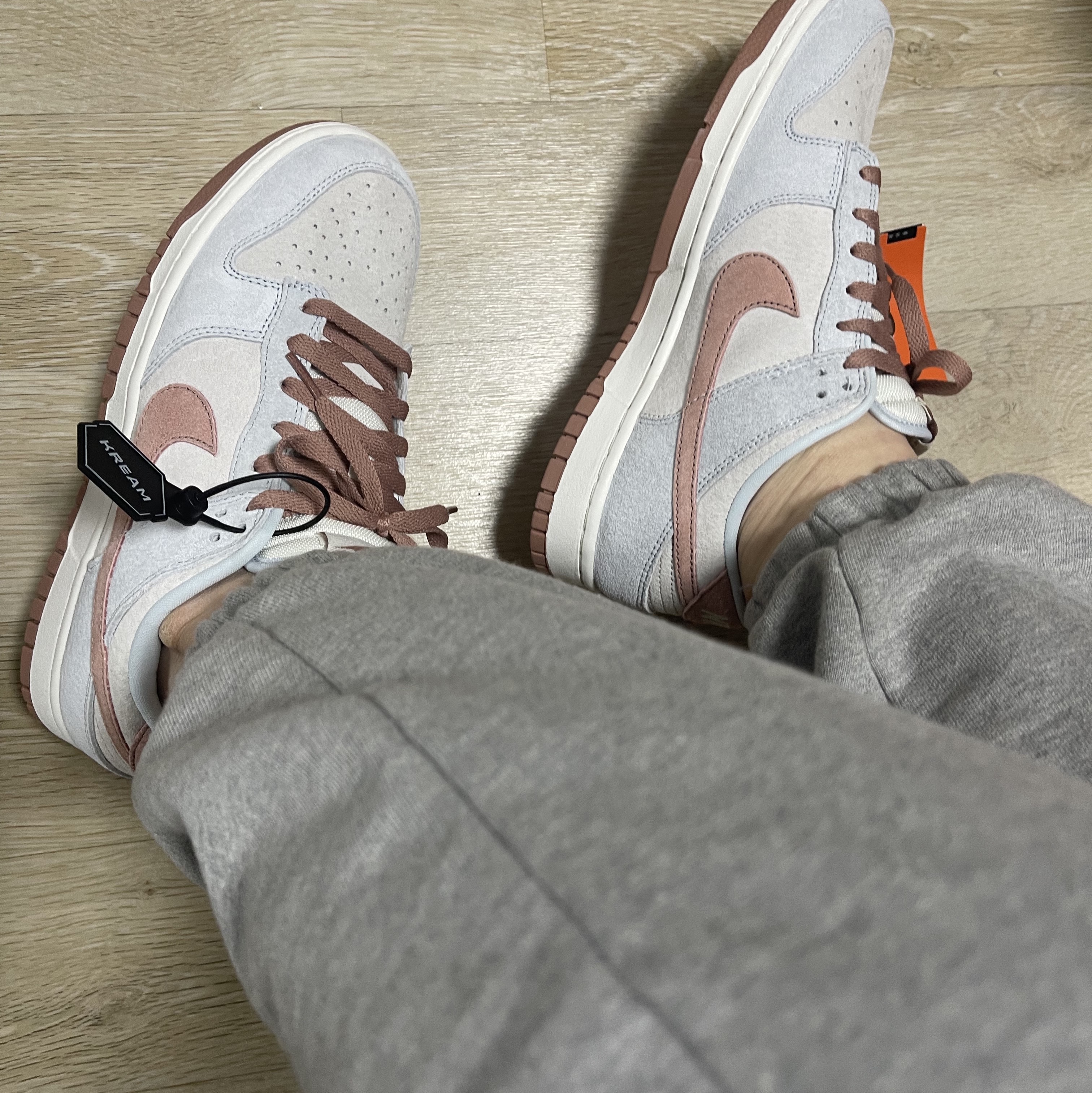 Nike Dunk Low Retro PRM Fossil Rose 착용 스타일 - 2