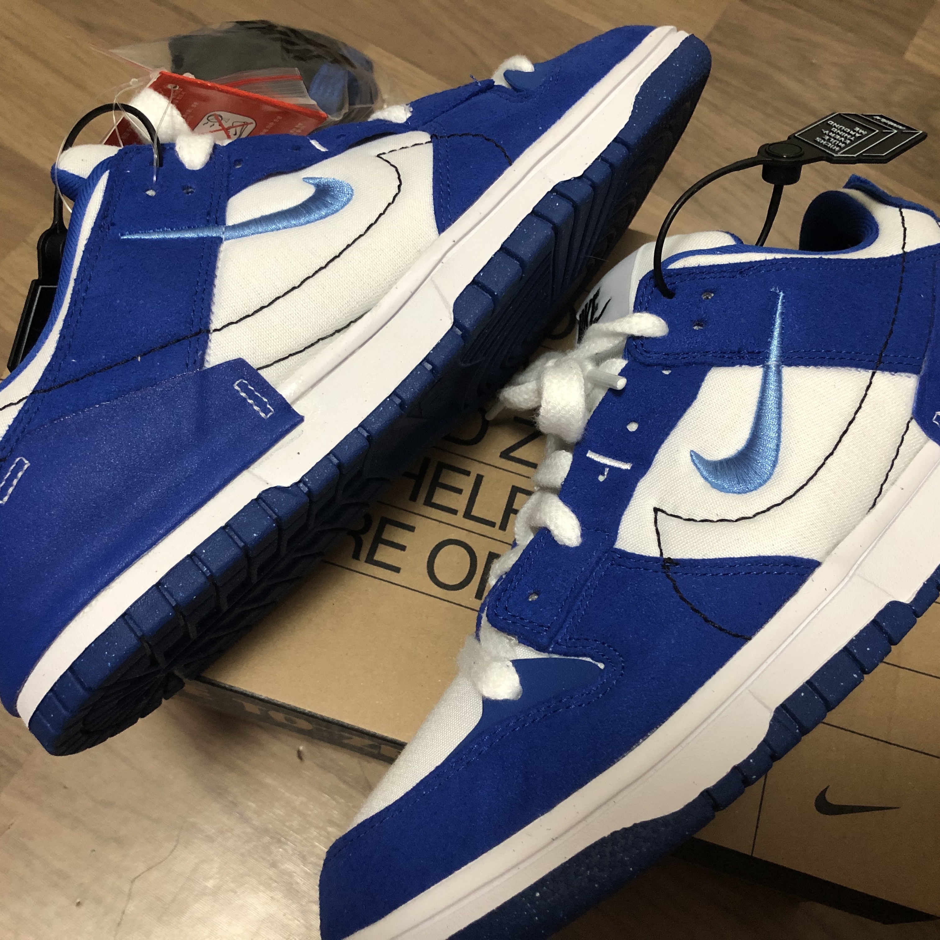 (W) Nike Dunk Low Disrupt 2 White and University Blue 착용 스타일 - 4