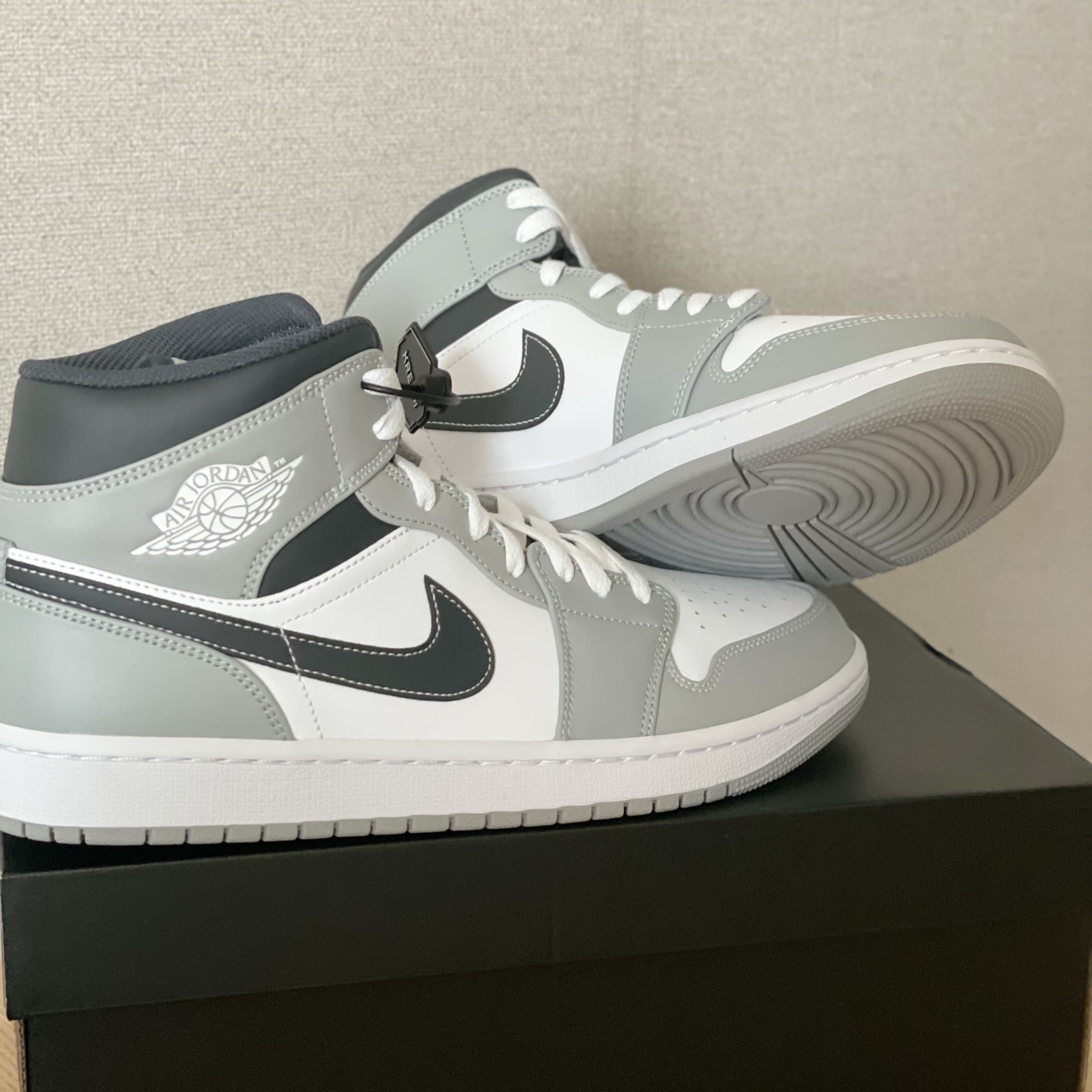 Jordan 1 Mid Light Smoke Grey Anthracite 착용 스타일 - 2