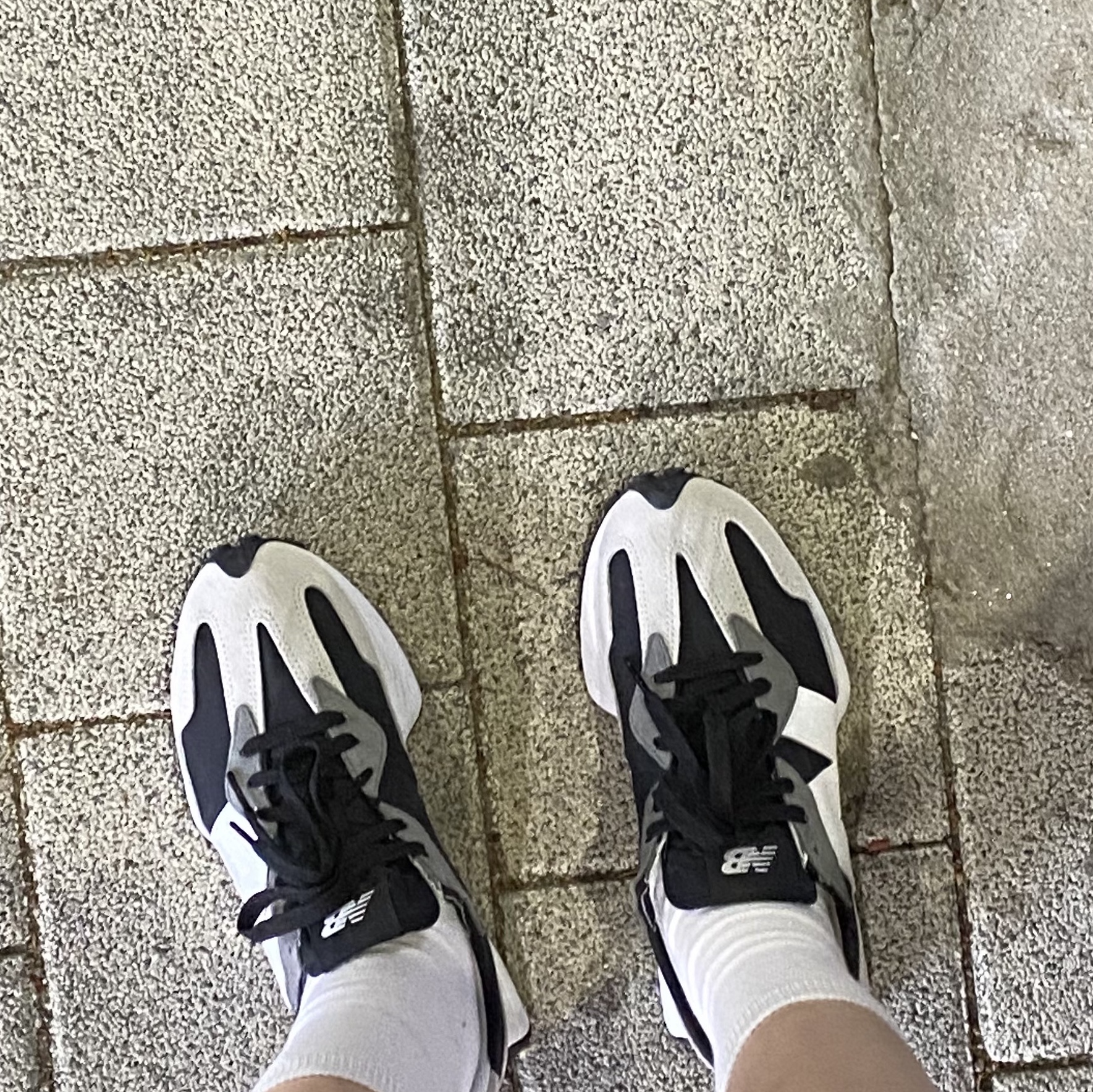 New Balance 327 Black Grey 착용 스타일 - 2