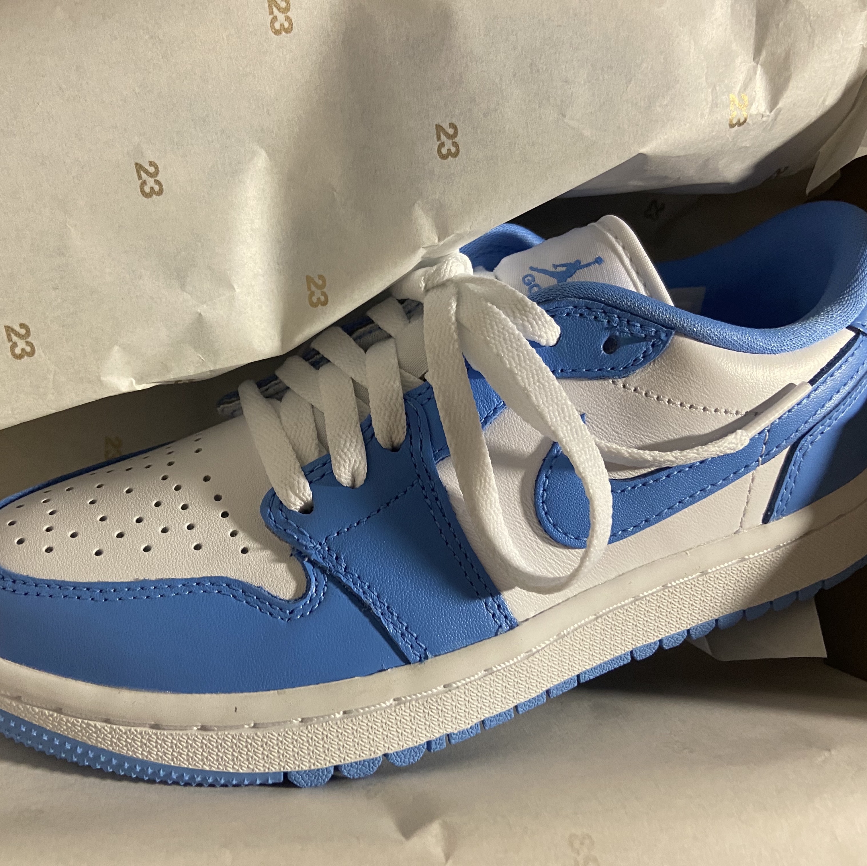 Jordan 1 Low Golf White and University Blue 착용 스타일 - 2