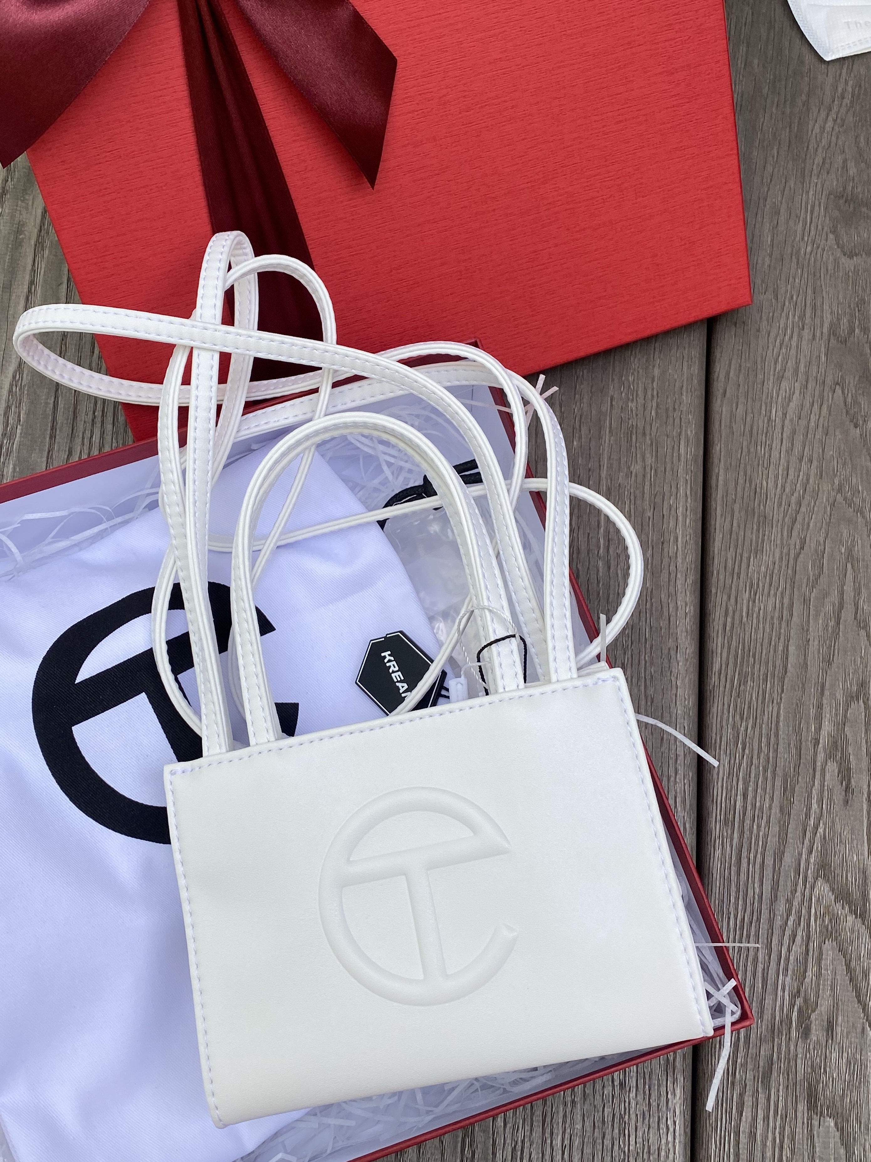 Telfar Small Shopping Bag White 착용 스타일