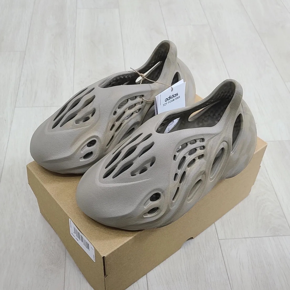 Adidas Yeezy Foam RNNR Stone Sage 착용 스타일 - 2