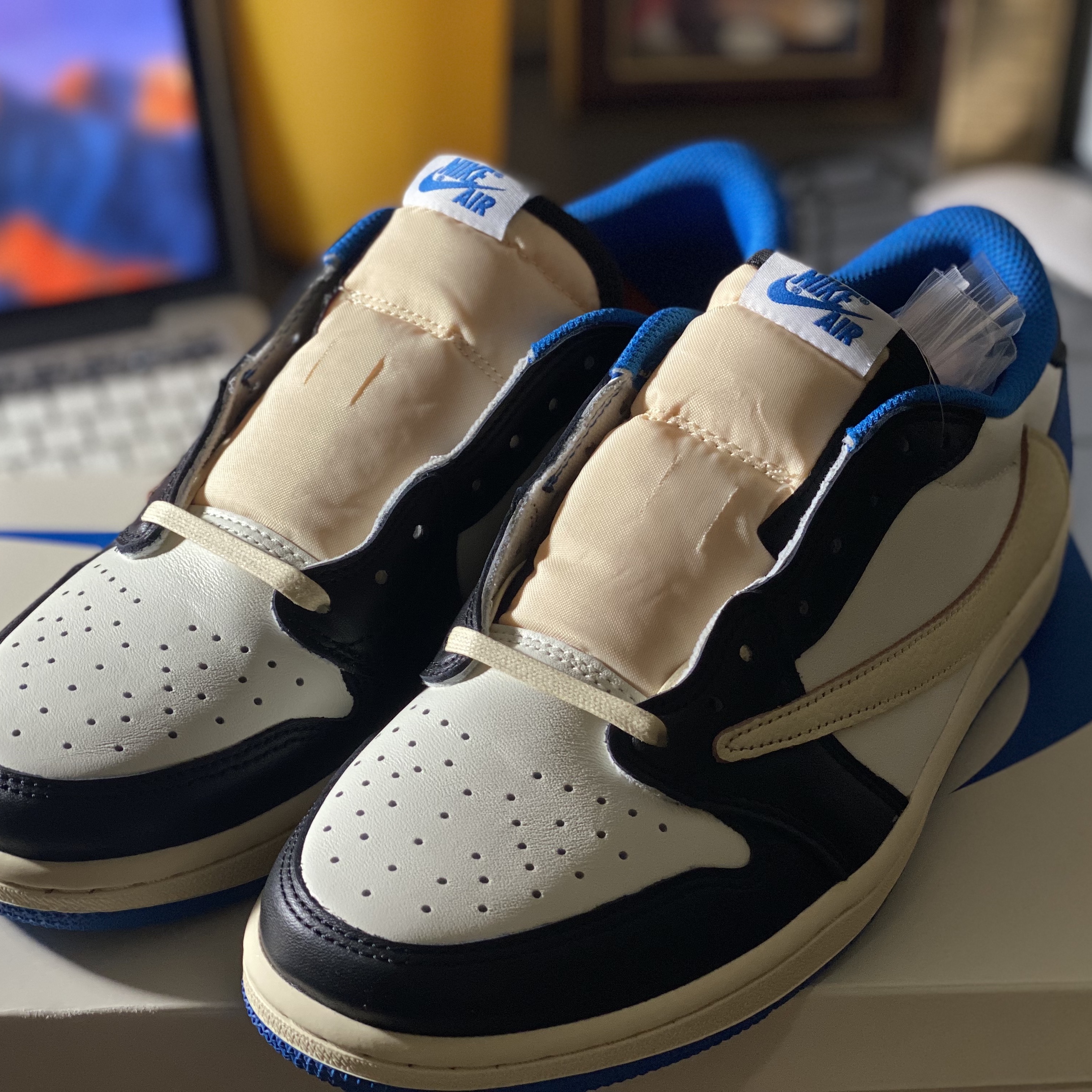 Jordan 1 x Travis Scott x Fragment Retro Low OG SP Military Blue 착용 스타일 - 1