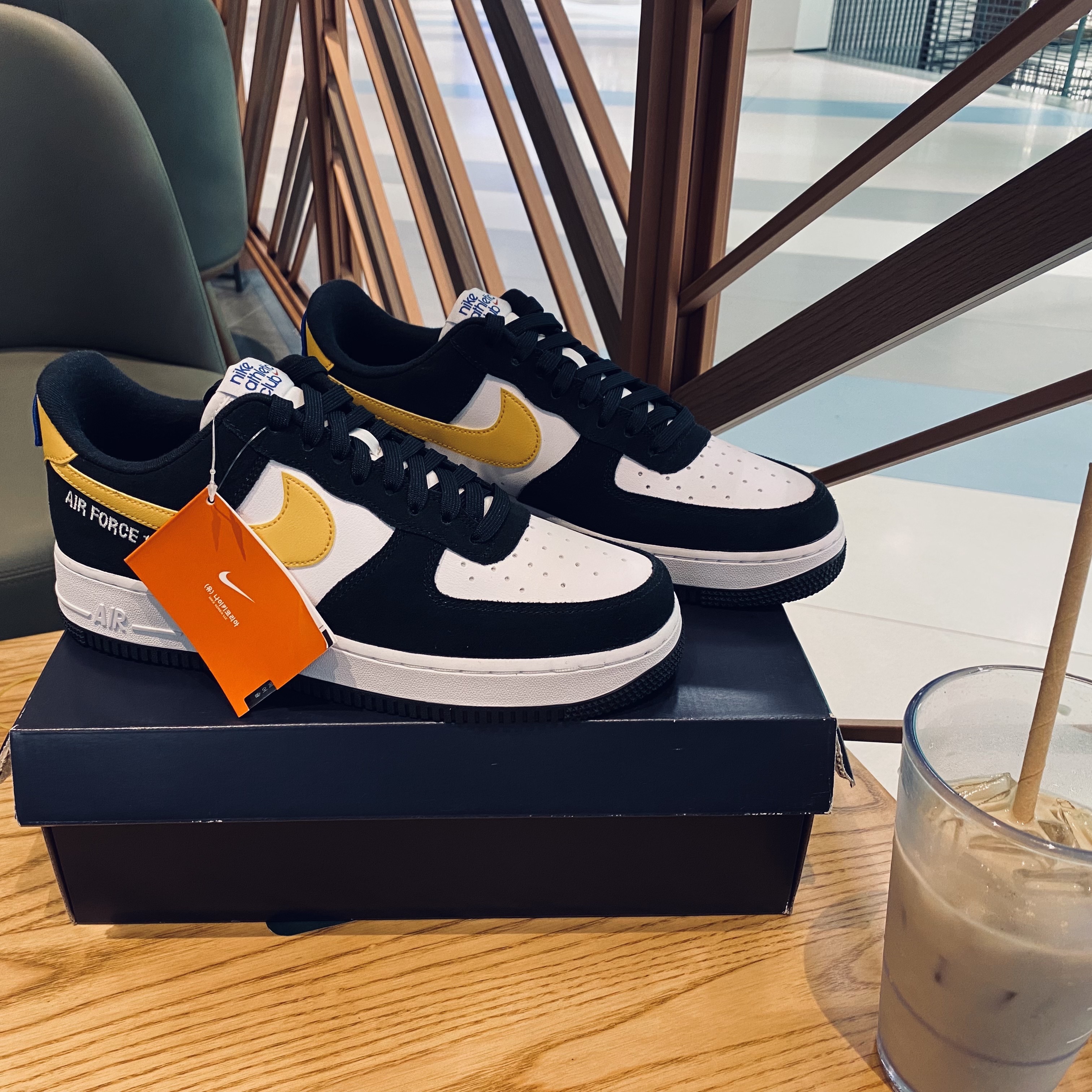 Nike Air Force 1 '07 LV8 Athletic Club Black Dark Sulfur 착용 스타일 - 1