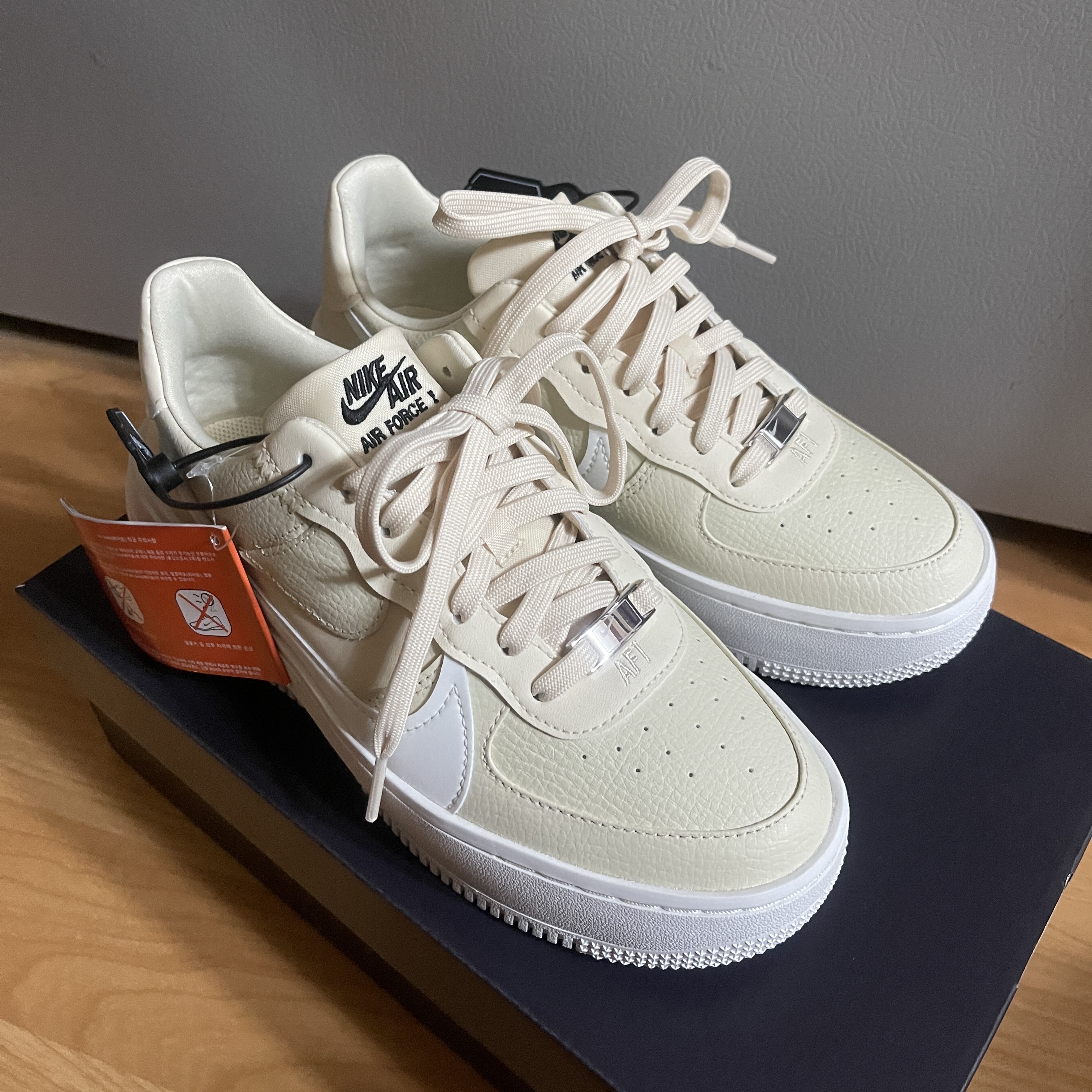 (W) Nike Air Force 1 PLT.AF.ORM Fossil and White 착용 스타일 - 3