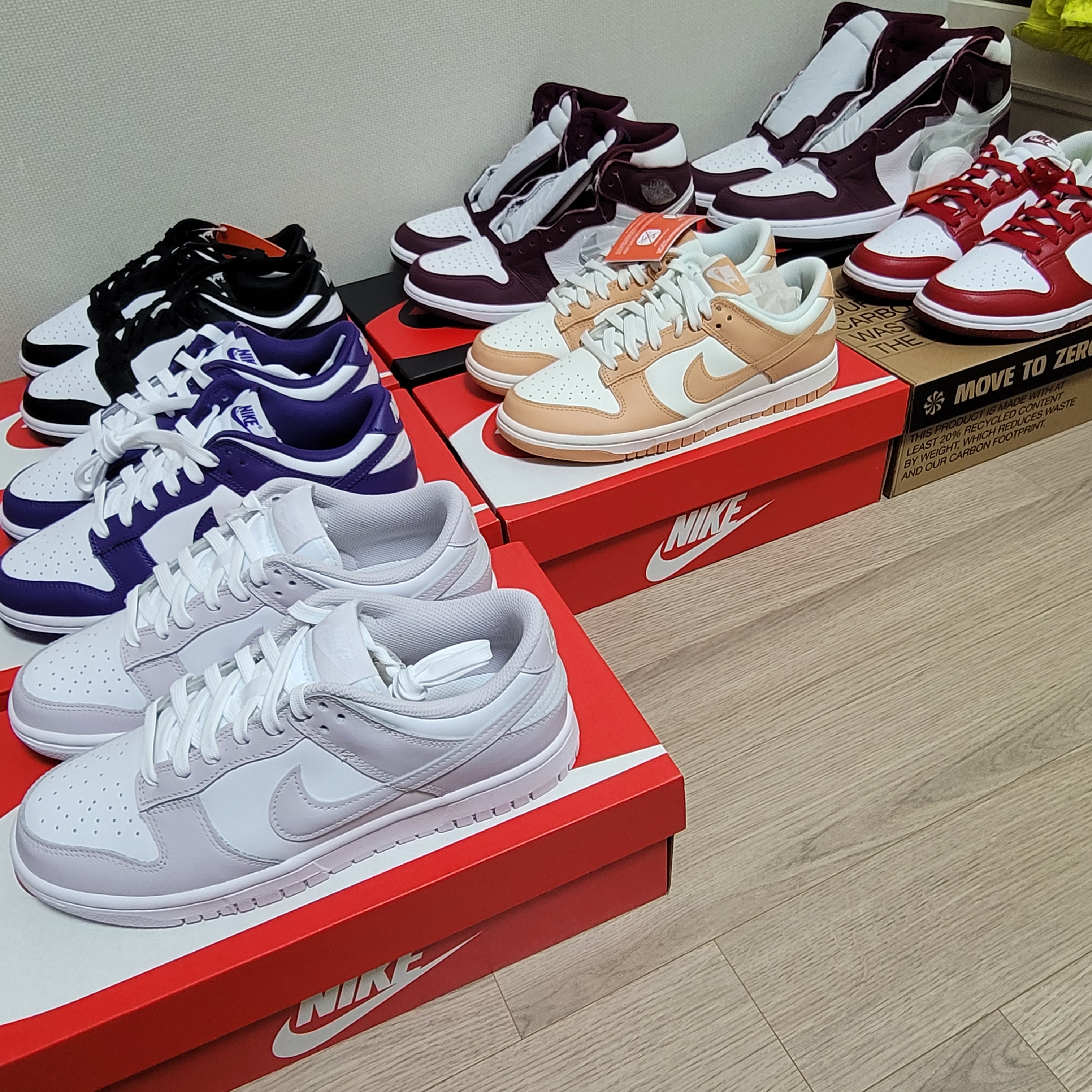 Jordan 1 Retro High OG Bordeaux, Nike Dunk Low Retro Championship Court Purple 착용 스타일