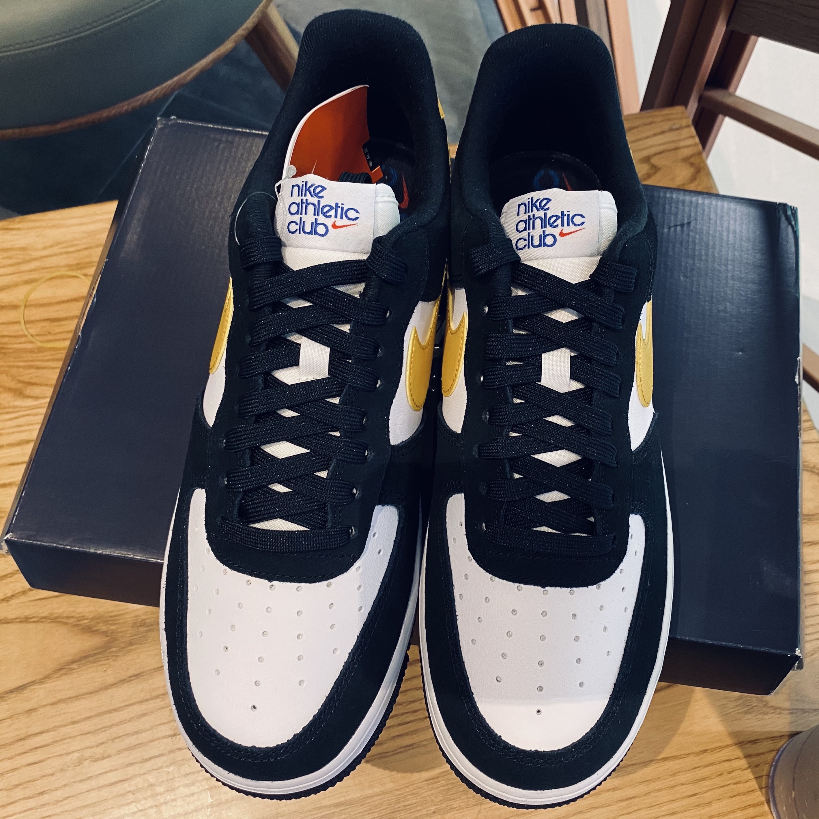 Nike Air Force 1 '07 LV8 Athletic Club Black Dark Sulfur 착용 스타일 - 4
