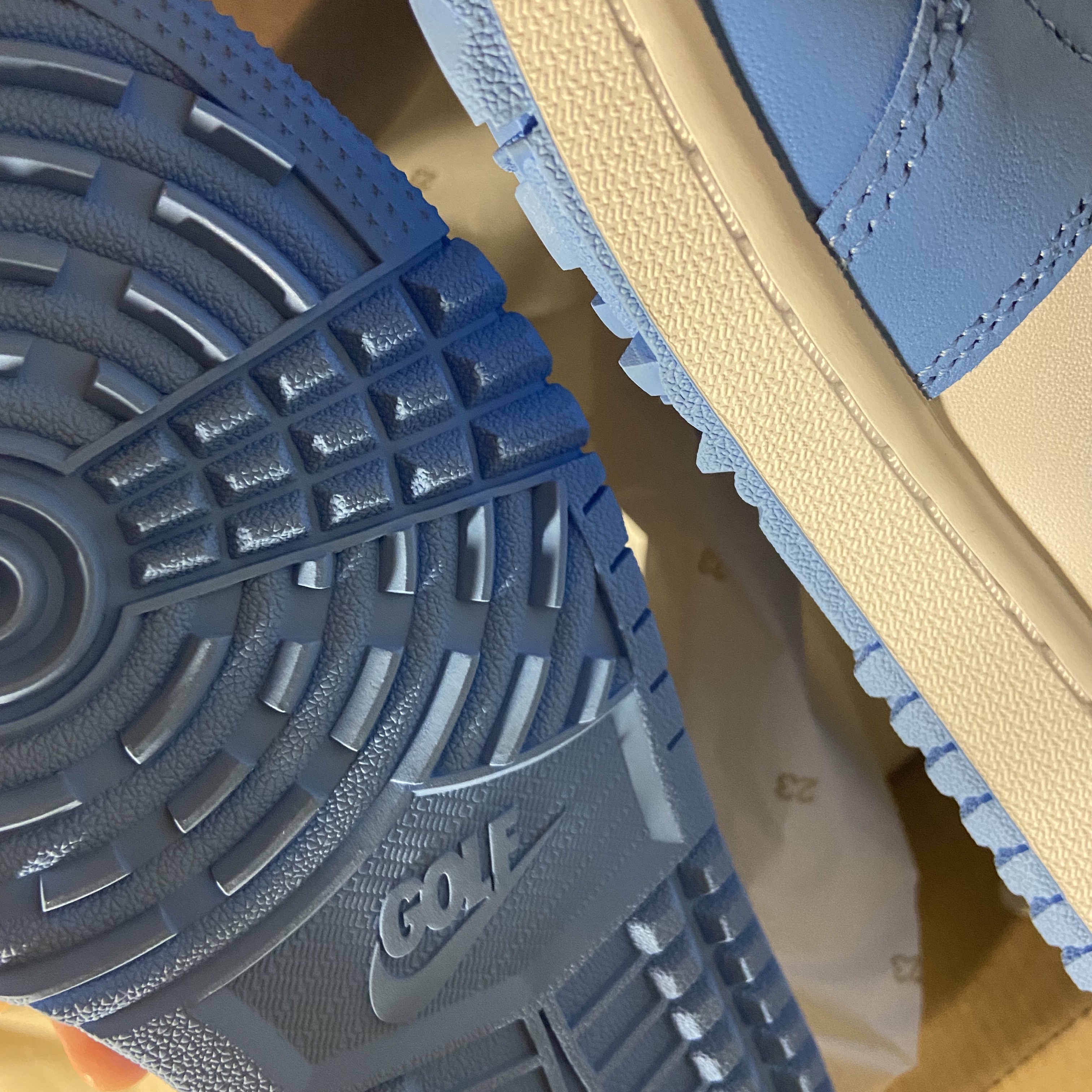 Jordan 1 Low Golf White and University Blue 착용 스타일 - 3