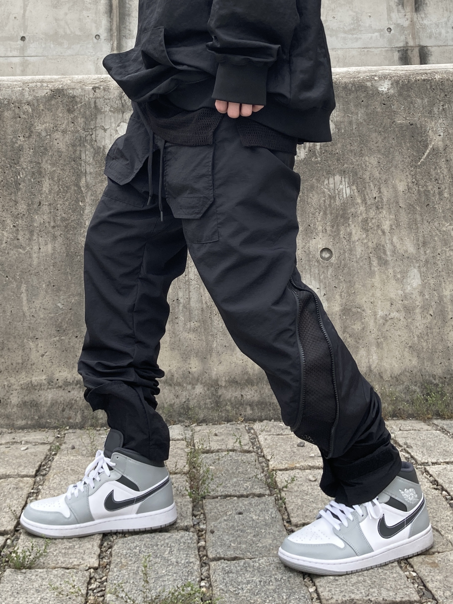 Jordan 1 Mid Light Smoke Grey Anthracite, Essentials x New Era Retro Crown Strapback Black 착용 스타일 - 2