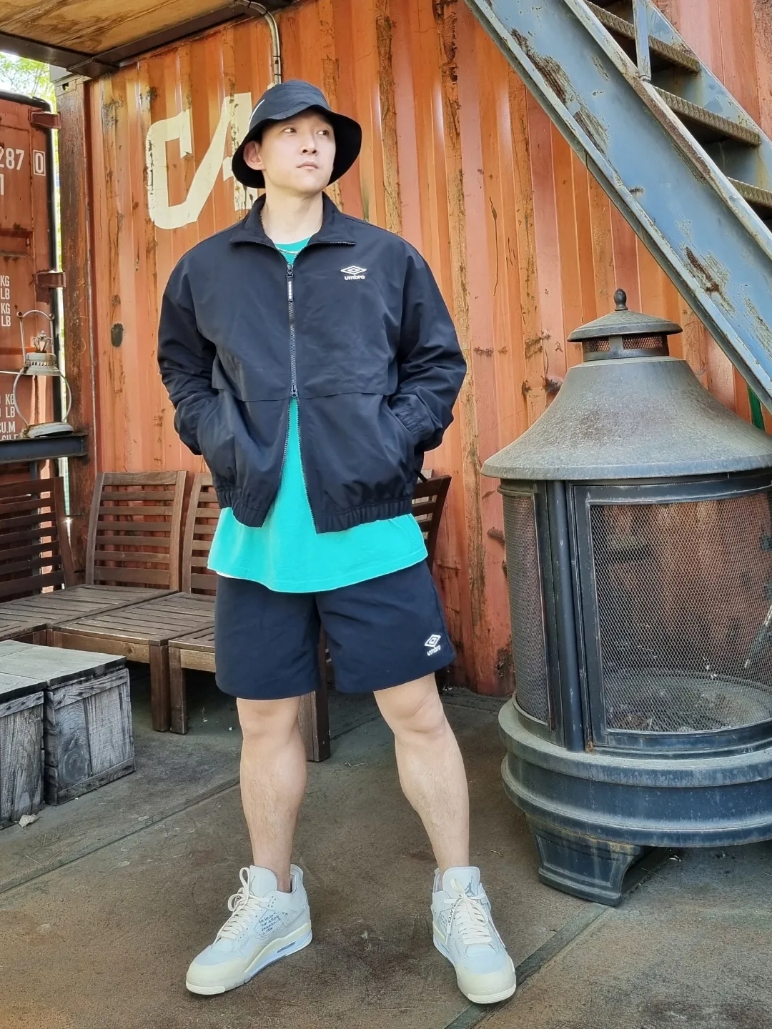 Nike x Stussy Bucket Hat Black, (W) Jordan 4 x Off-White Retro SP Sail 착용 스타일 - 1