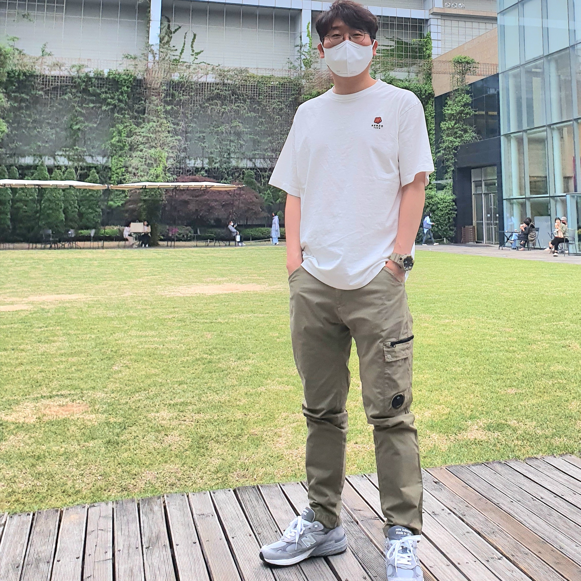 Kenzo Boke Flower Crest Oversized T-Shirt White, New Balance 993 Made in USA Grey - D Standard 착용 스타일