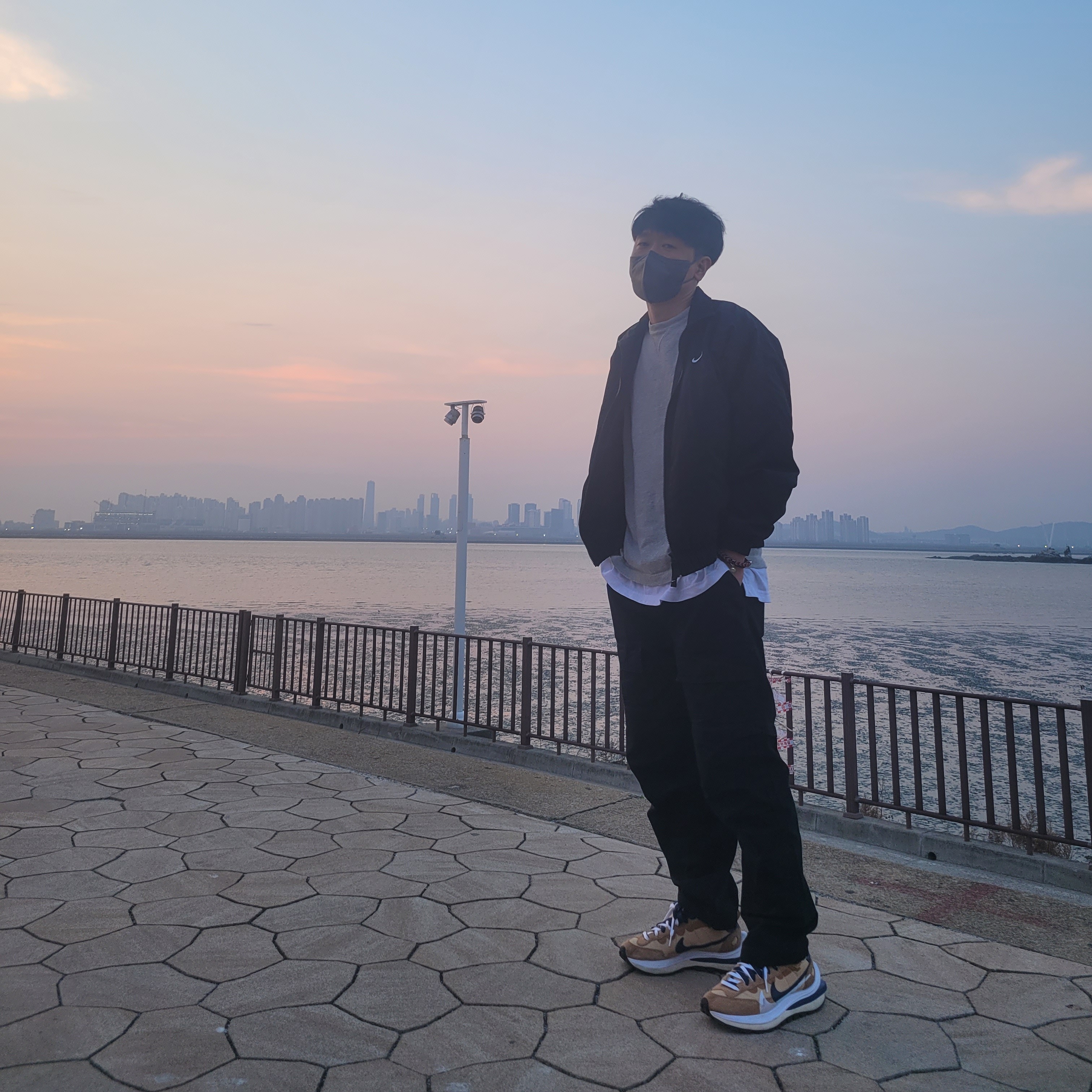 Nike M NRG Solo Swoosh Track Jacket Black - Asia, Nike x Sacai VaporWaffle Sesame and Blue Void 착용 스타일