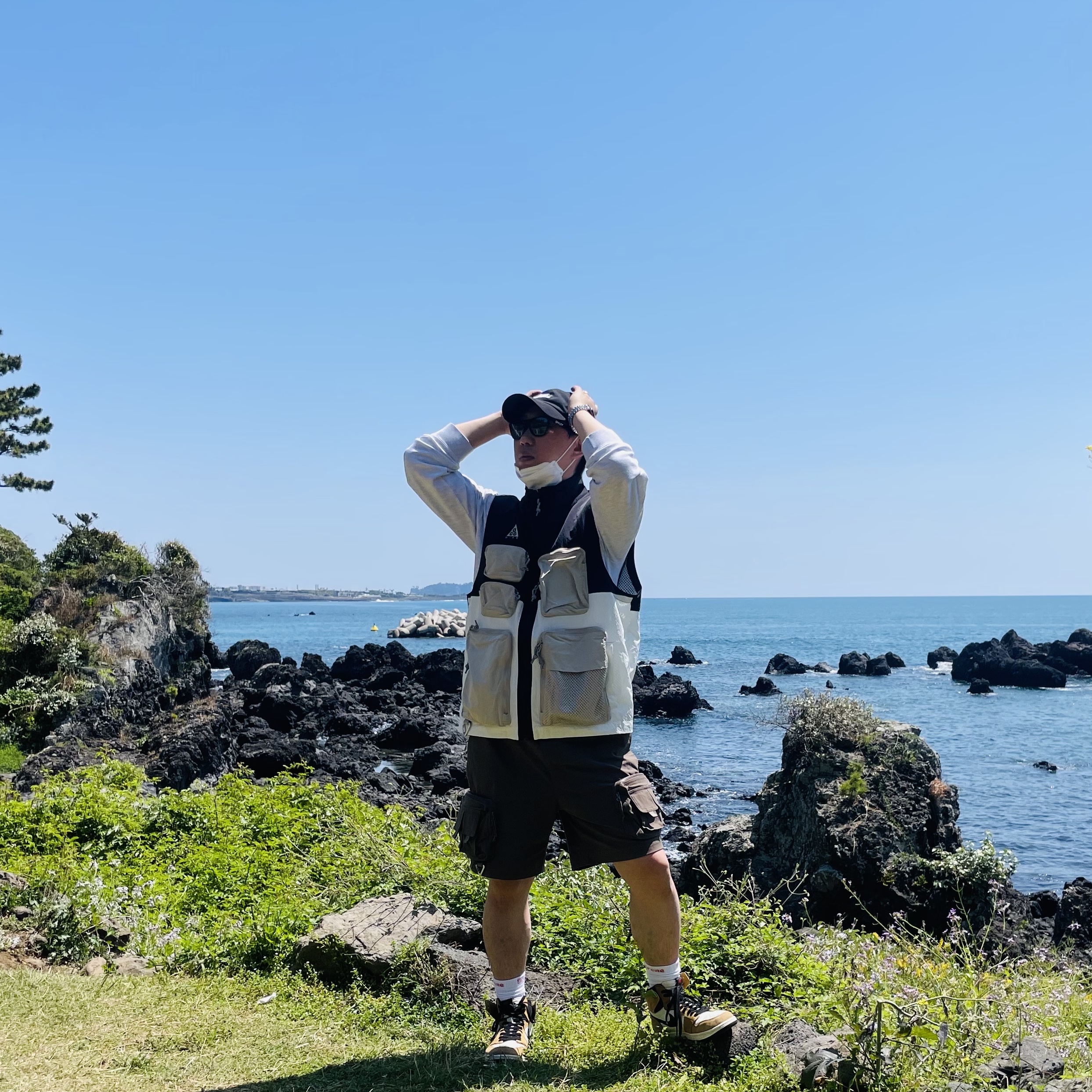 Nike ACG Utility Vest Black Summit White - US/EU, Nike ACG Cargo Shorts Ironstone - Asia 착용 스타일