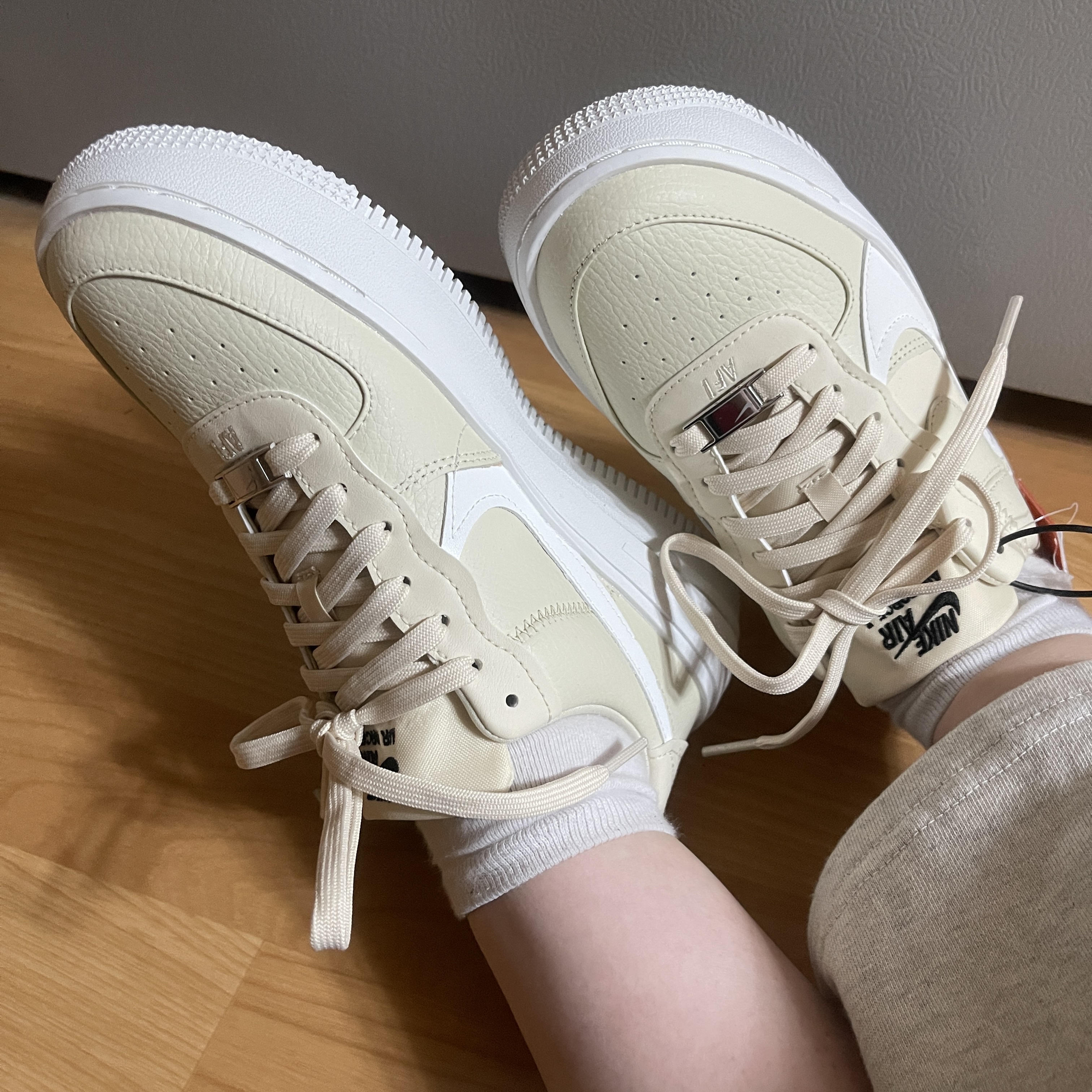 (W) Nike Air Force 1 PLT.AF.ORM Fossil and White 착용 스타일 - 2
