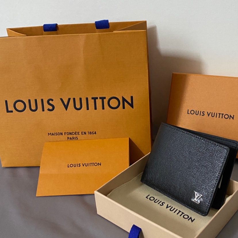 Louis Vuitton Multiple Wallet Taiga Black 착용 스타일