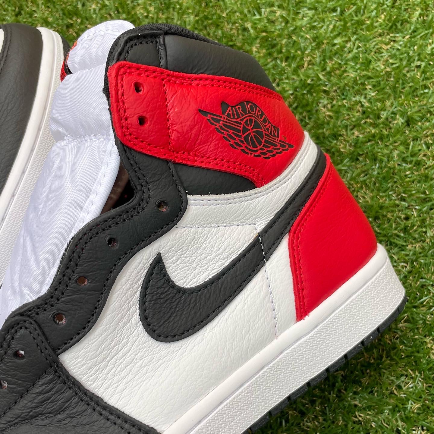 Jordan 1 Retro High OG Light Fusion Red 착용 스타일 - 2