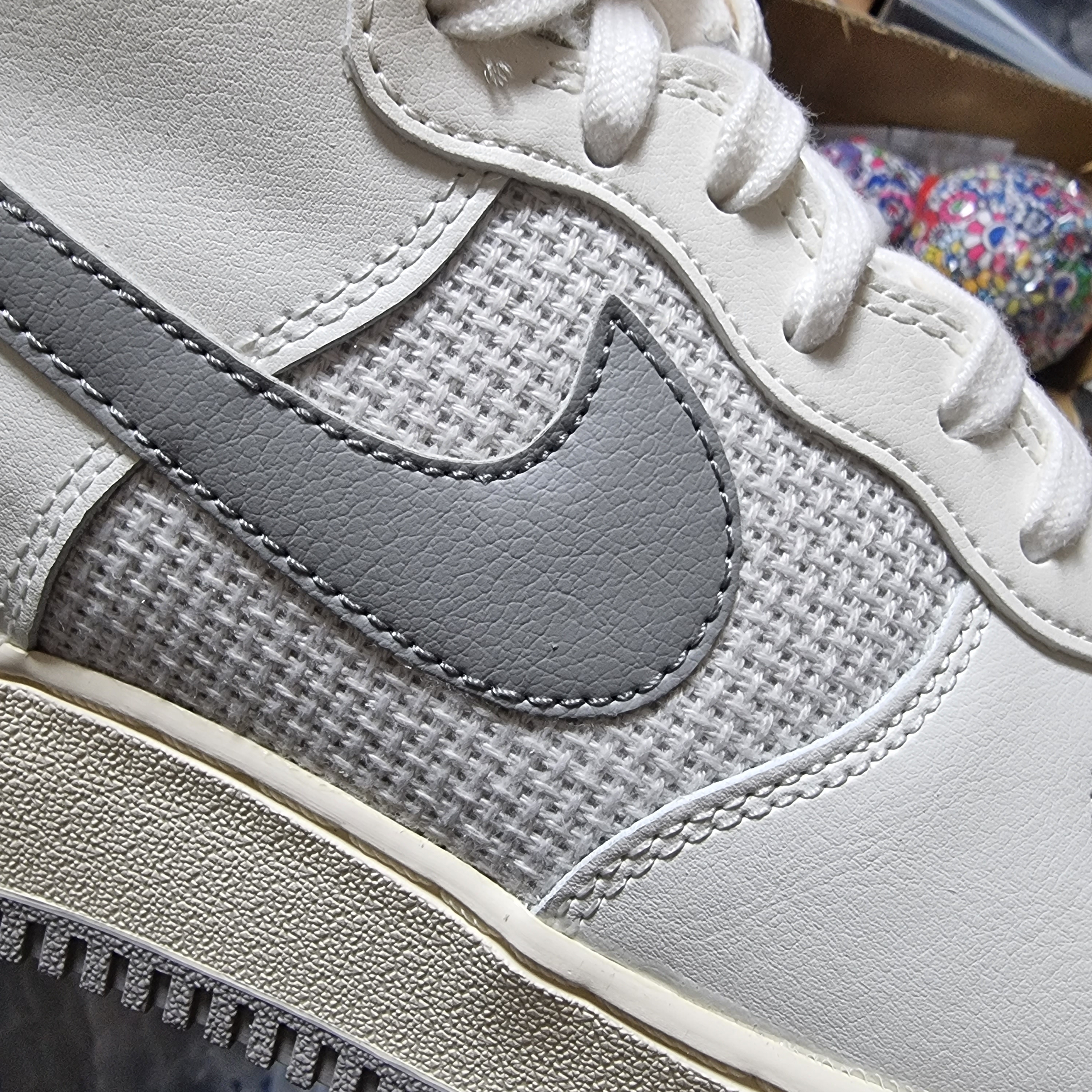 Nike Air Force 1 High '07 LV8 Sail and Medium Grey, Kaikai Kiki Mini Panda Plush Keychain Rainbow Mouth 착용 스타일 - 2