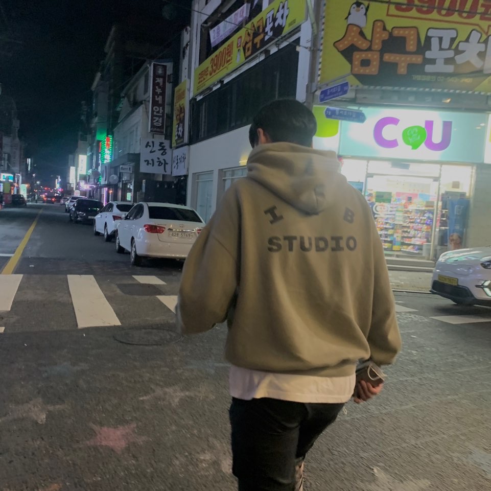 IAB Studio Hoodie Olive 착용 스타일