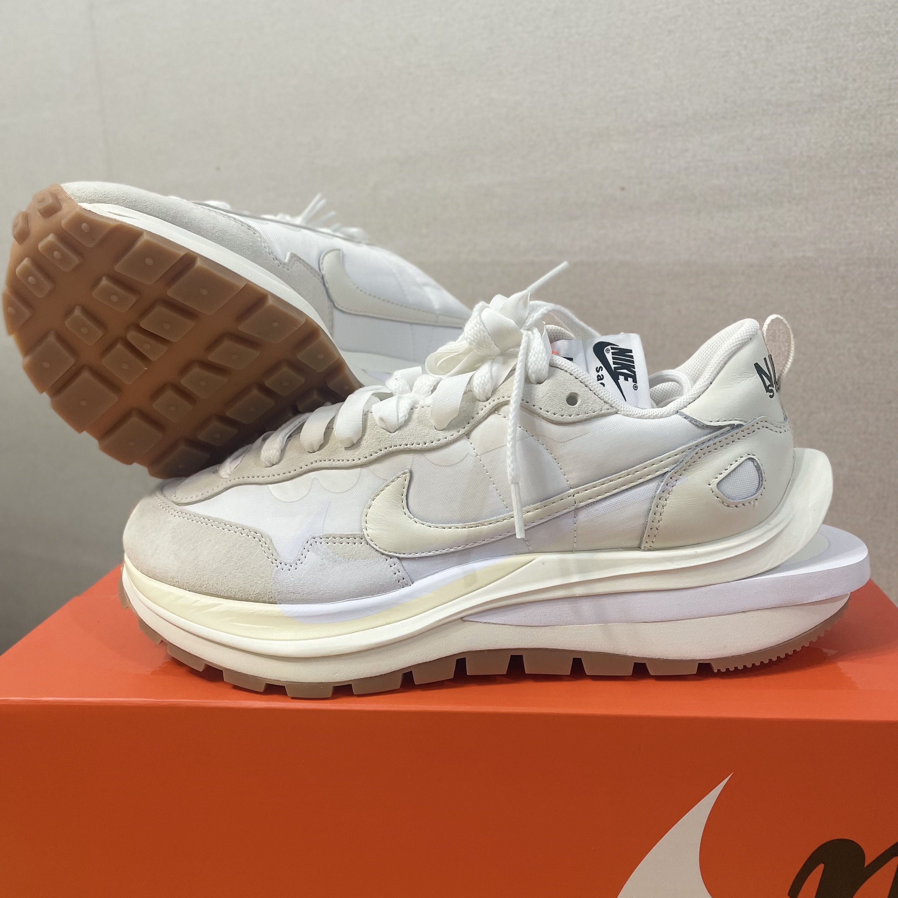 Nike x Sacai VaporWaffle White and Gum 착용 스타일 - 3