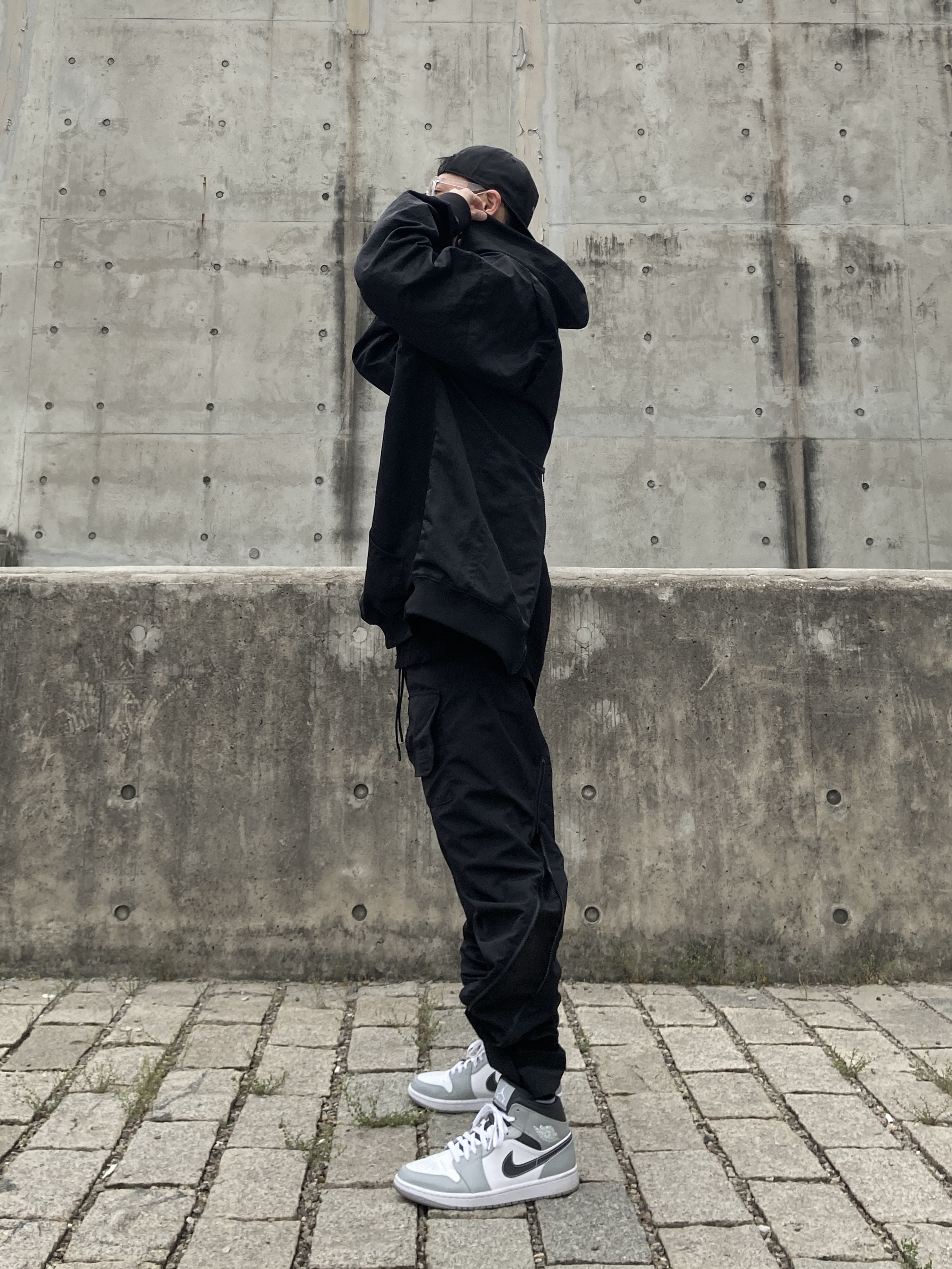 Jordan 1 Mid Light Smoke Grey Anthracite, Essentials x New Era Retro Crown Strapback Black 착용 스타일 - 1