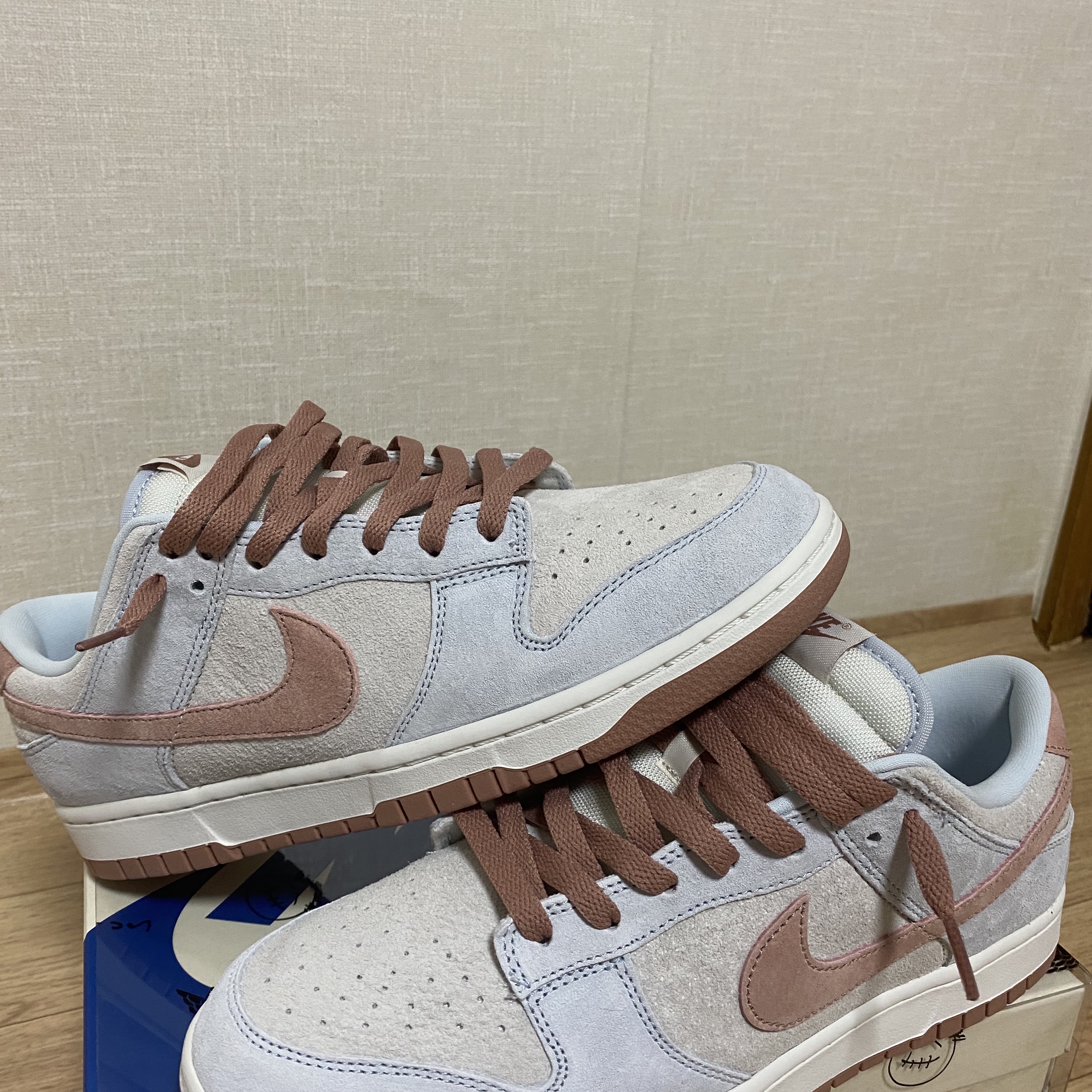 Nike Dunk Low Retro PRM Fossil Rose 착용 스타일 - 1