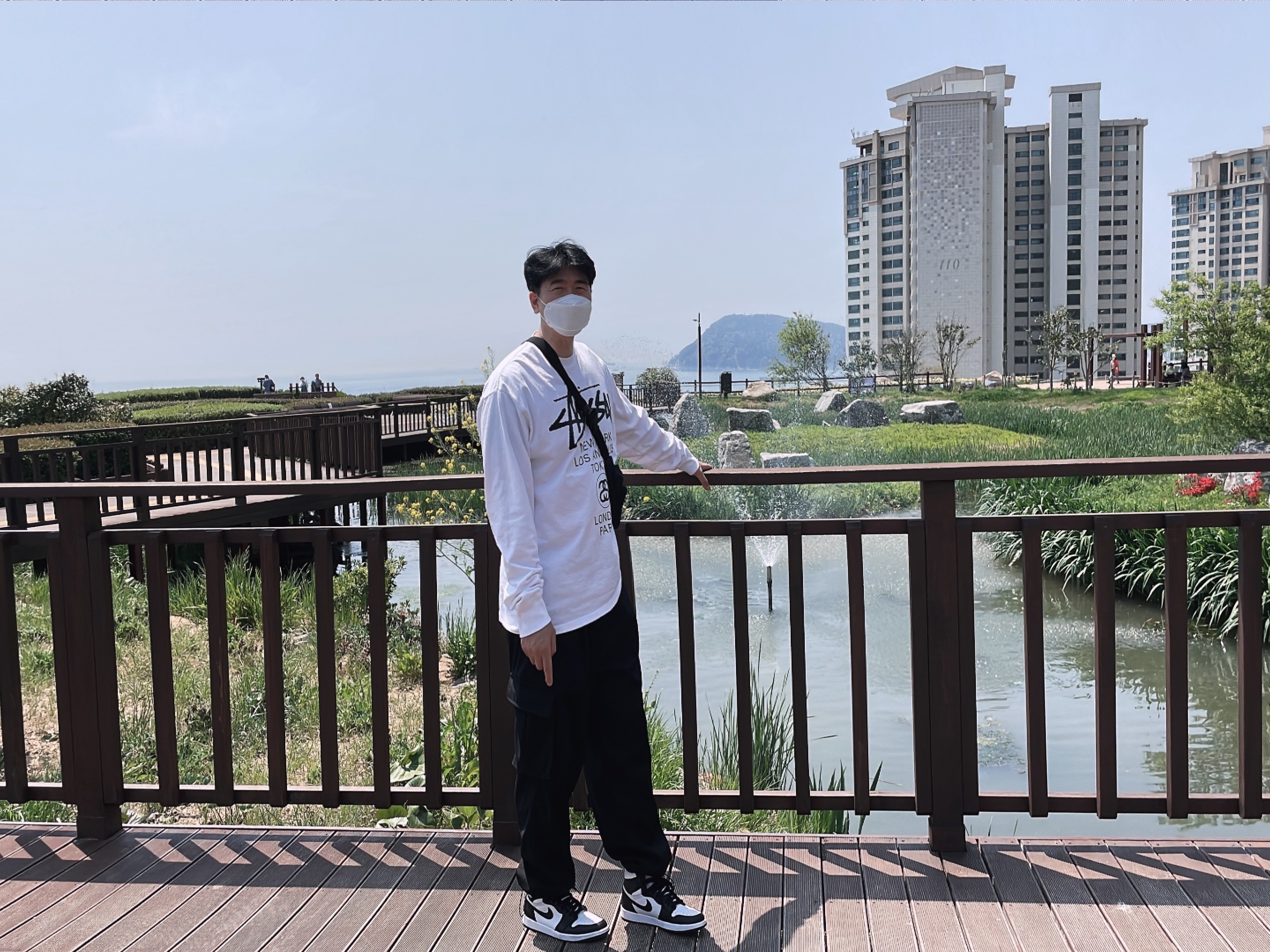 Stussy World Tour LS T-Shirt White, Jordan 1 Retro High OG Black White 2014 착용 스타일