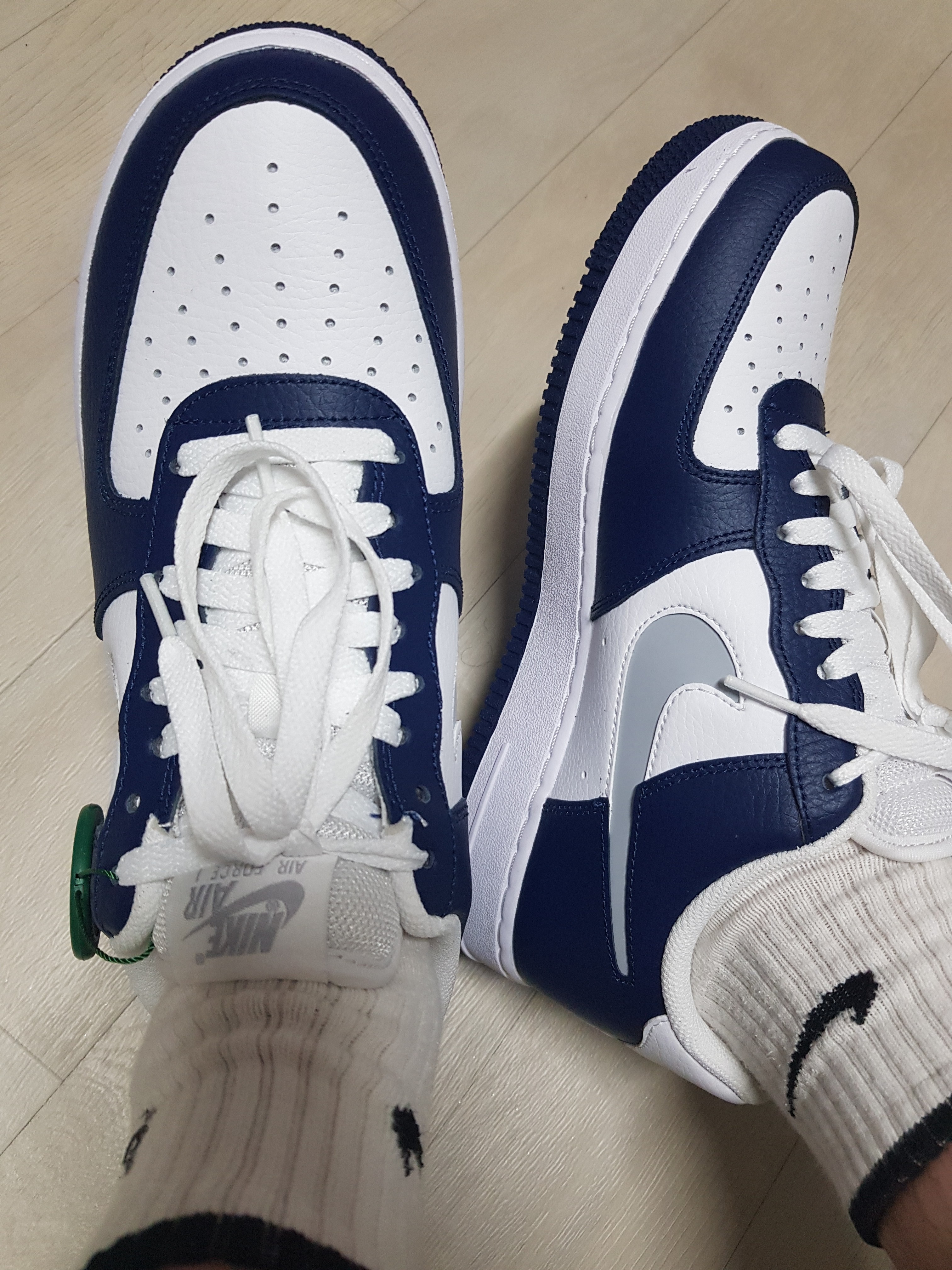 Nike Air Force 1 '07 Cut Out Swoosh Midnight Navy 착용 스타일