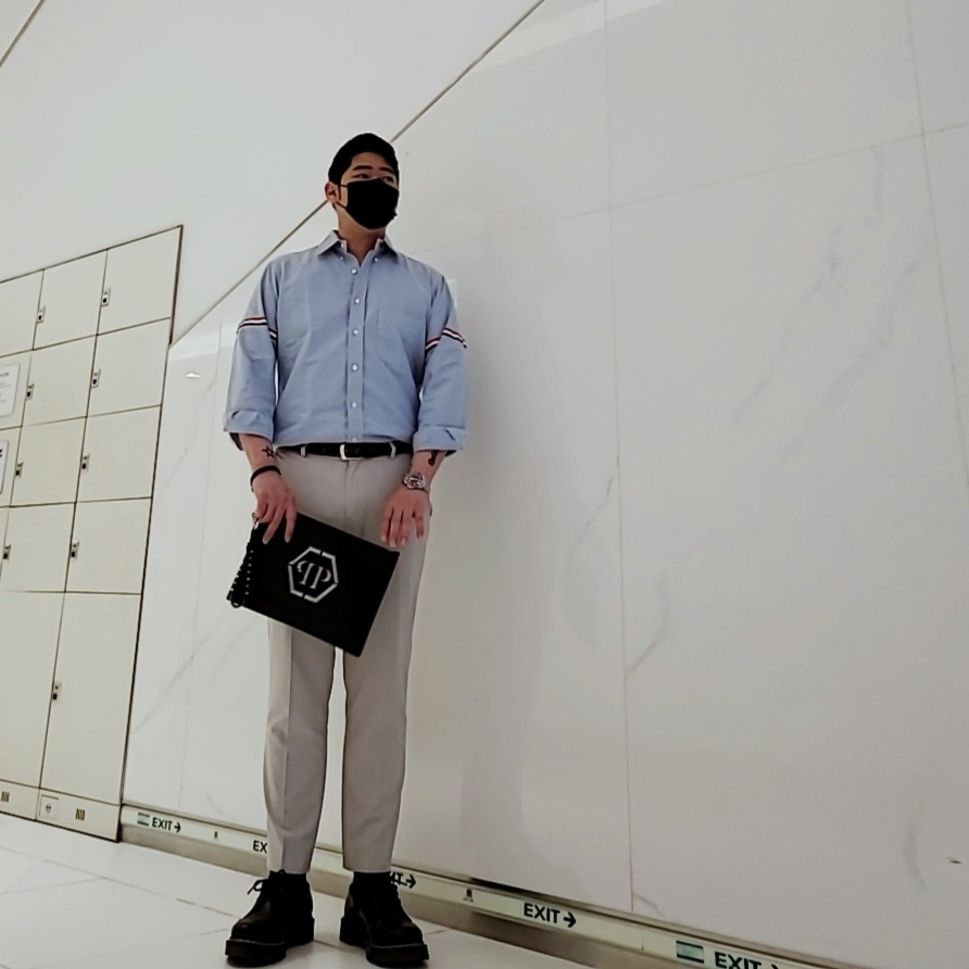 Thom Browne Oxford Striped Grosgrain Armband Classic Shirt White, Dr. Martens x BAPE 1461 Smooth Emboss Black 착용 스타일