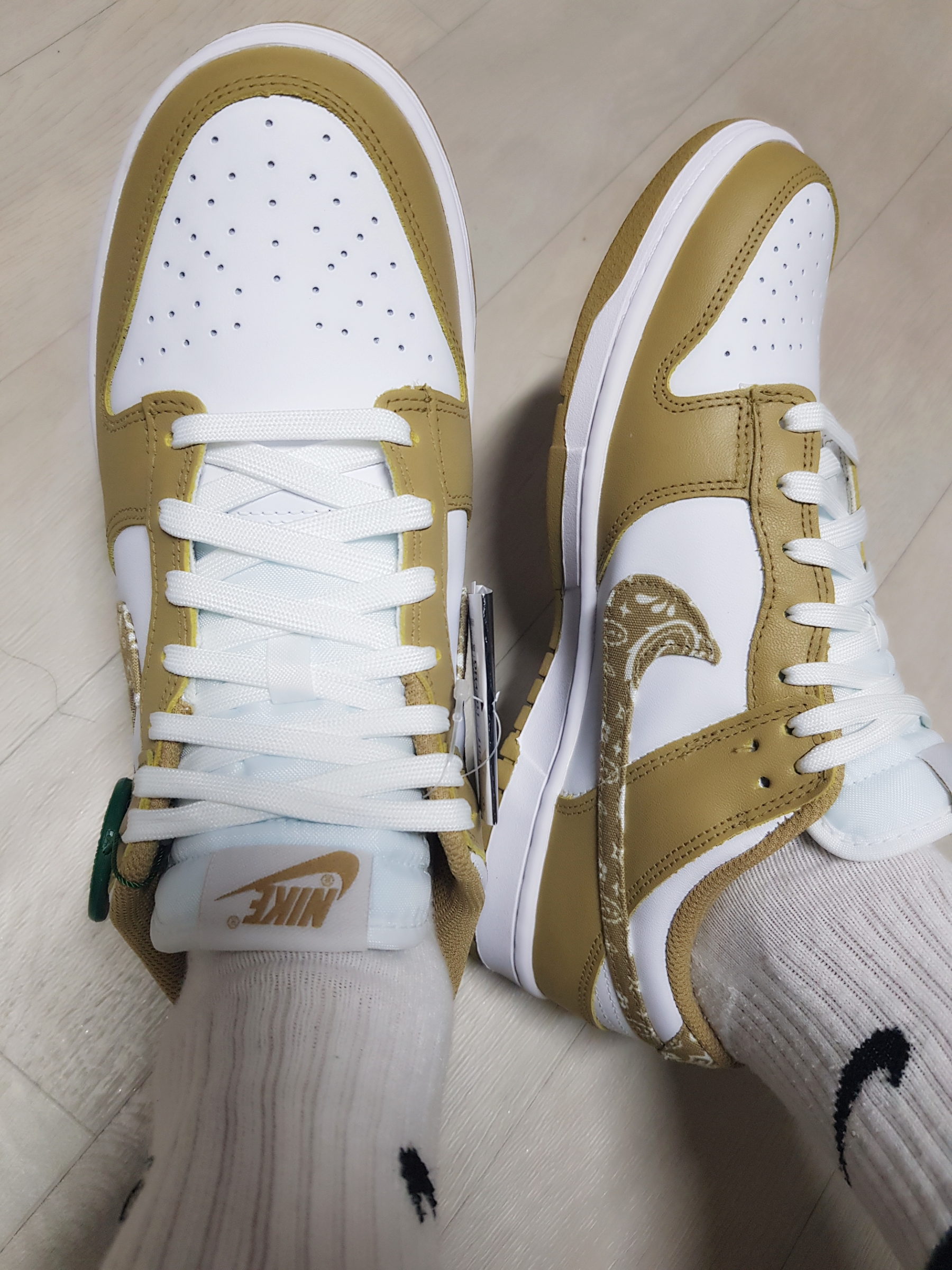 (W) Nike Dunk Low Essential Barley Paisley 착용 스타일