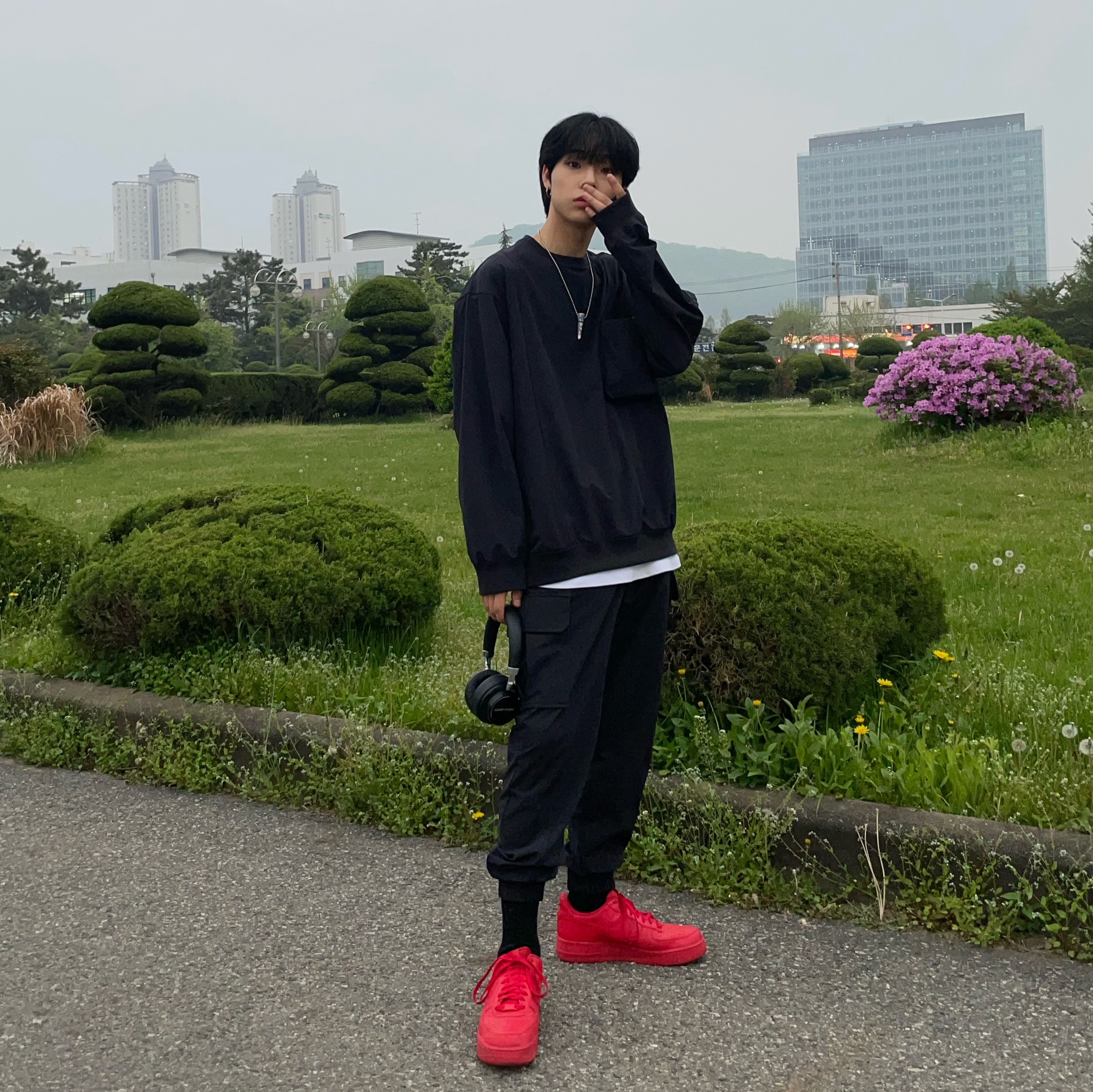 Nike Air Force 1 '07 LV8 Low 1 Triple Red 착용 스타일 - 4