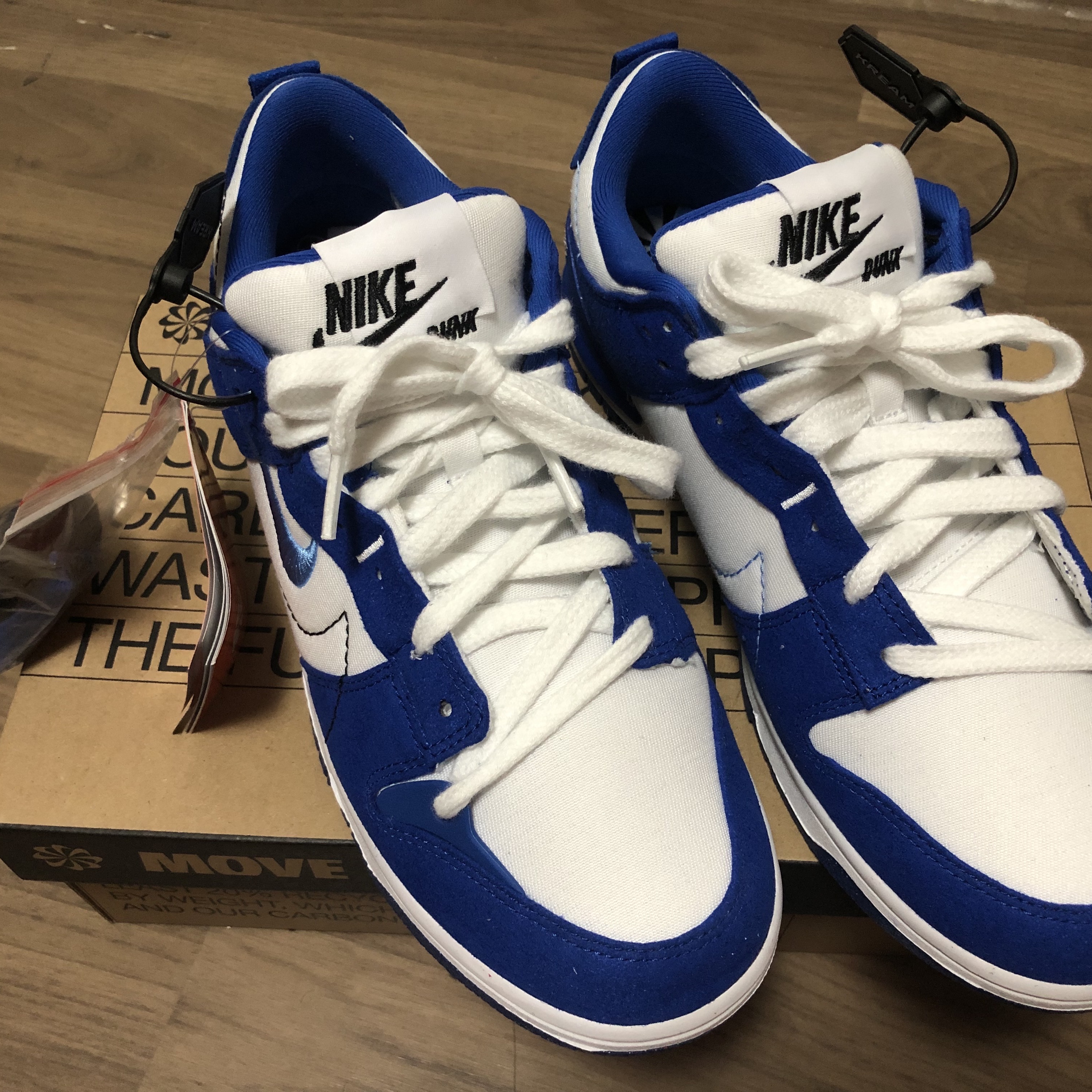 (W) Nike Dunk Low Disrupt 2 White and University Blue 착용 스타일 - 5