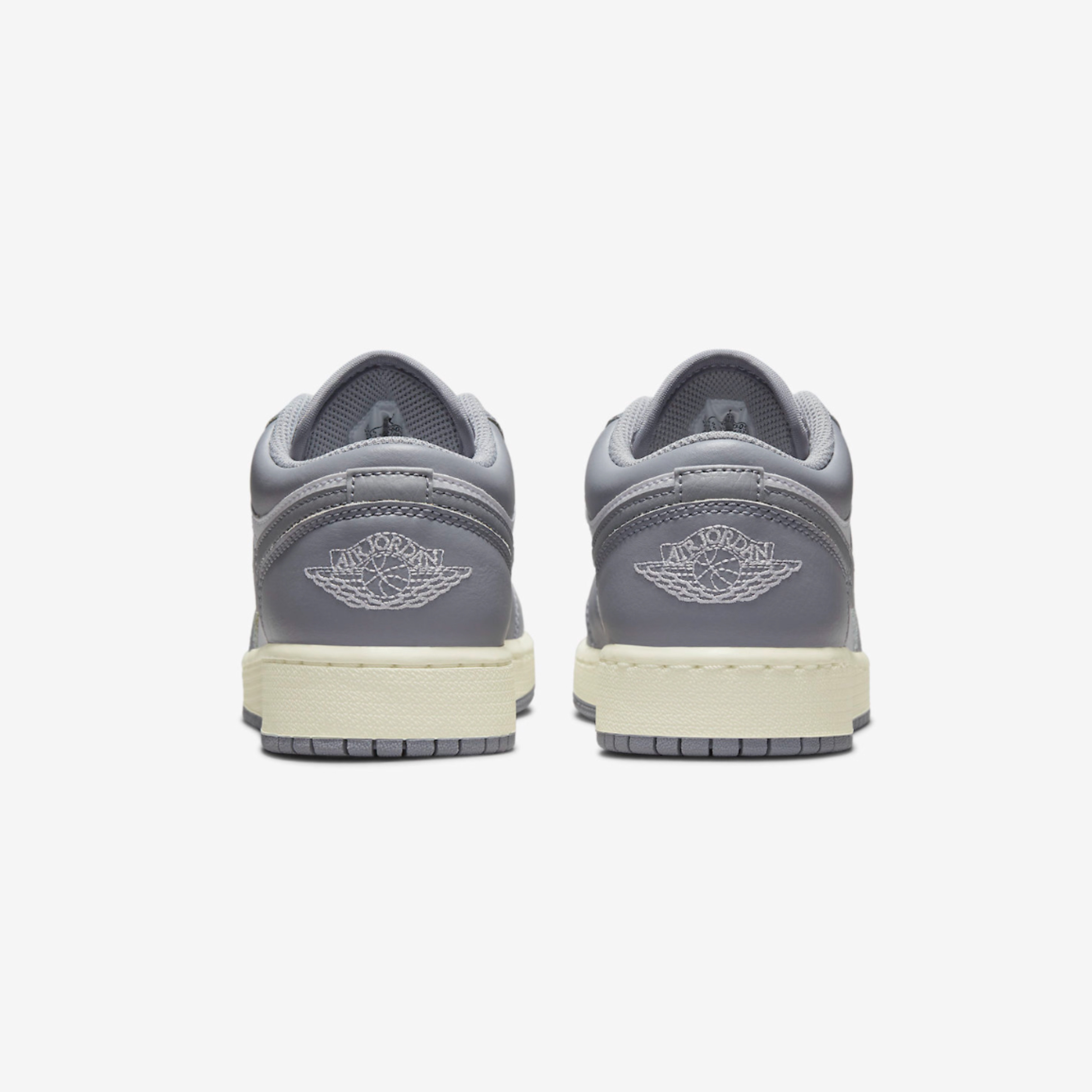 Jordan 1 Low Stealth and White 착용 스타일 - 5