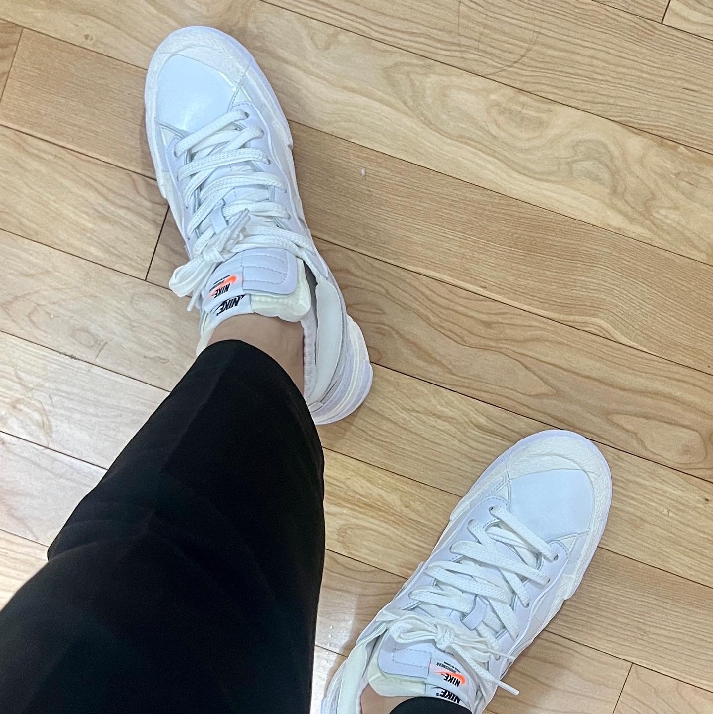 Nike x Sacai Blazer Low White Patent Leather 착용 스타일 - 2