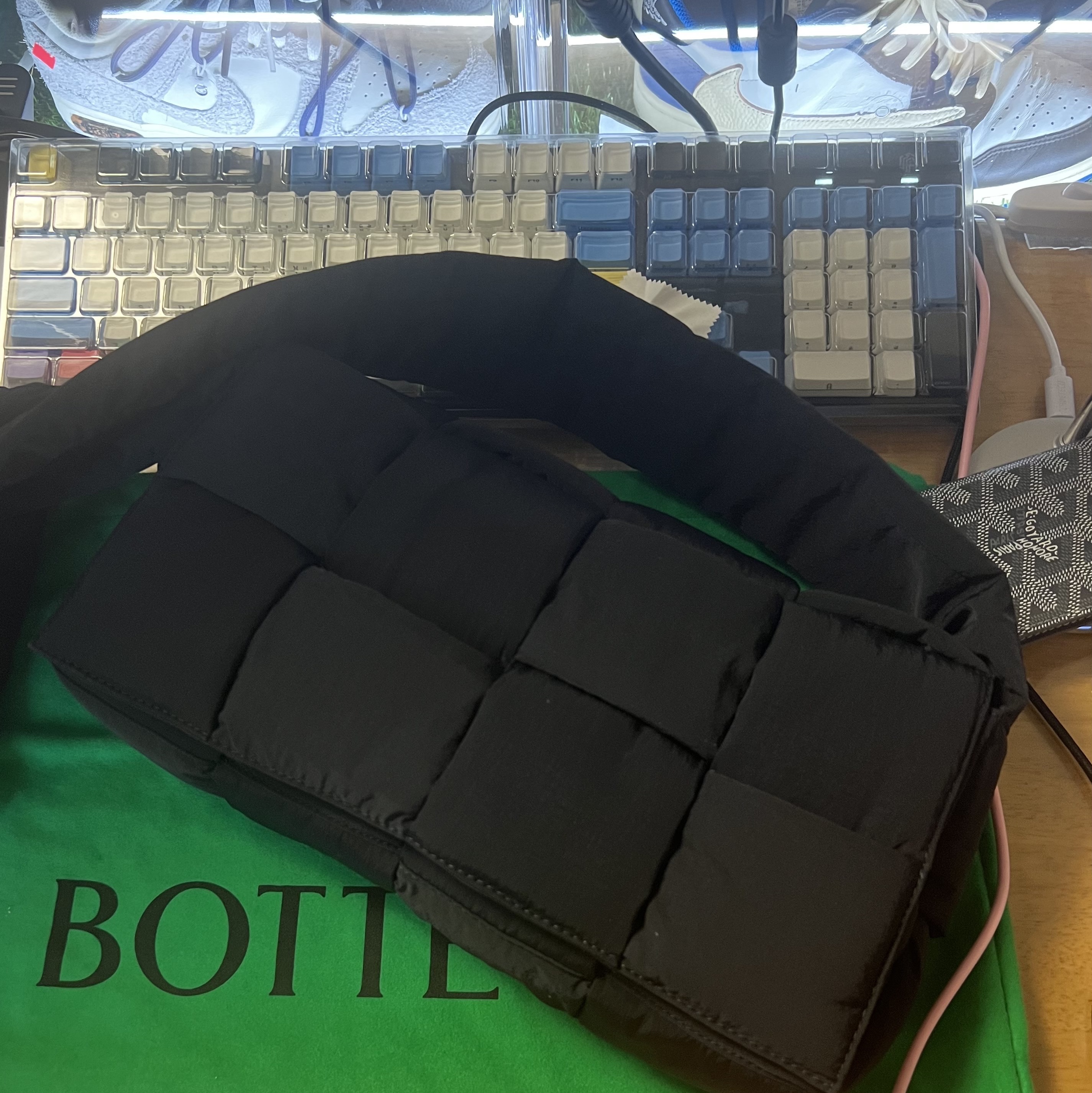 Bottega Veneta Padded Tech Cassette Black, Goyard Saint Pierre Card Holder Grey 착용 스타일 - 1