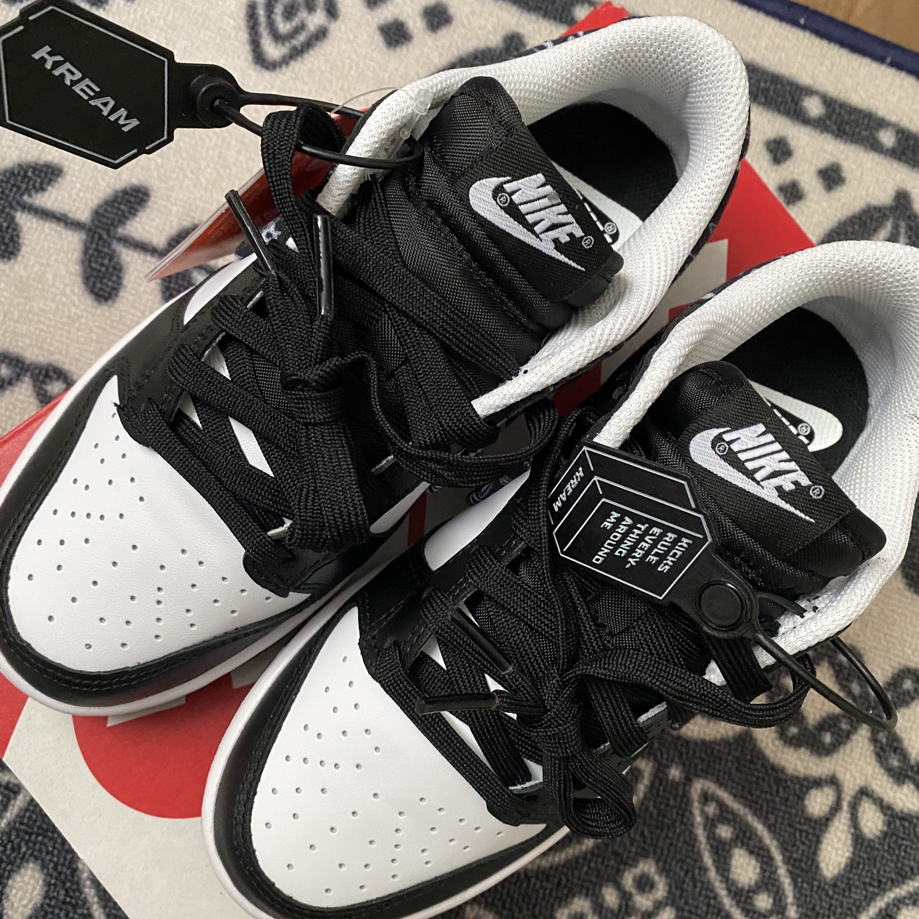 (W) Nike Dunk Low Essential Black Paisley 착용 스타일 - 2