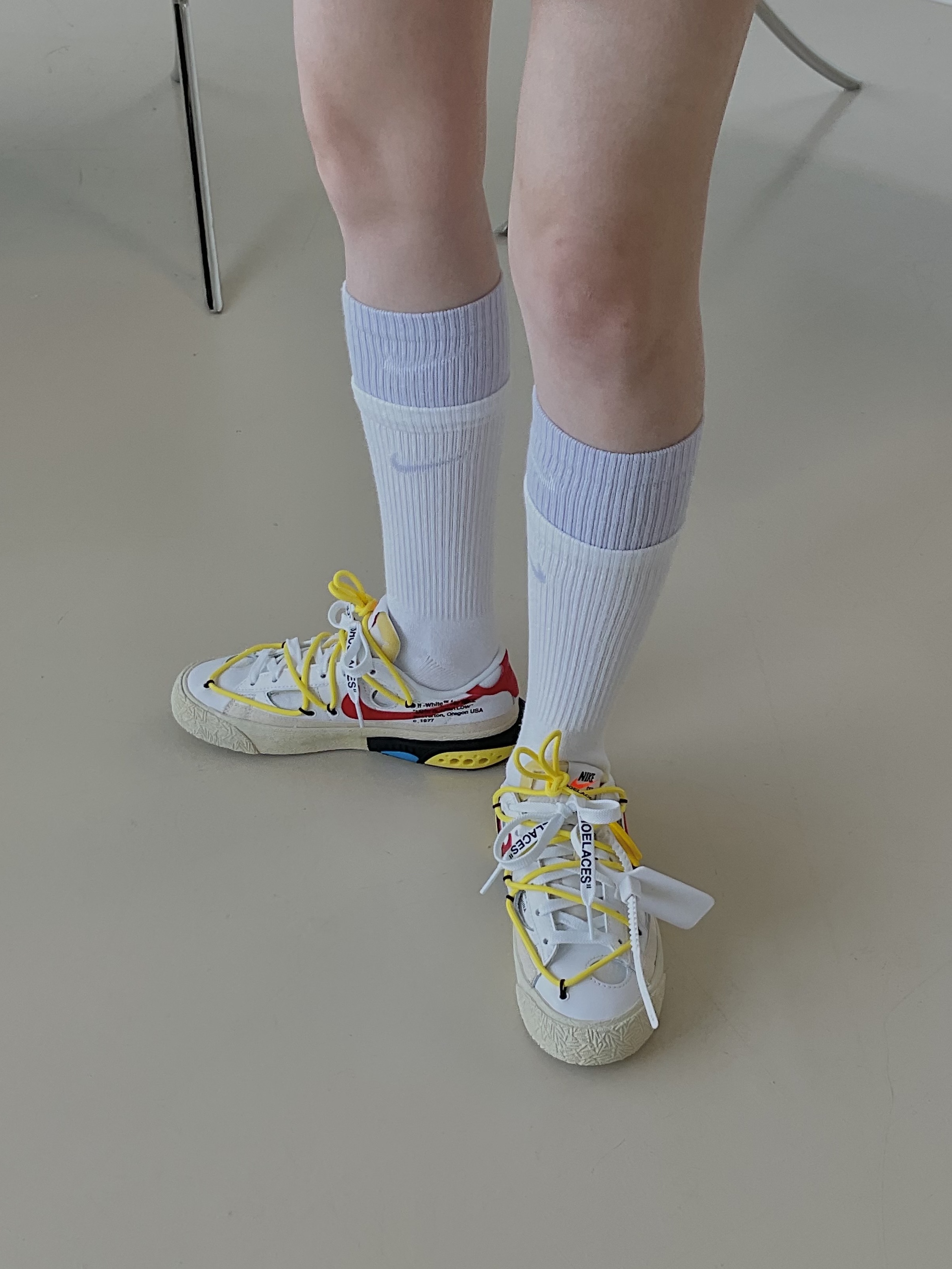 Nike x Off-White Blazer Low '77 White and University Red, Nike Everyday Plus Cushioned Training Crew Socks Black White (Korean Ver.) 착용 스타일 - 3