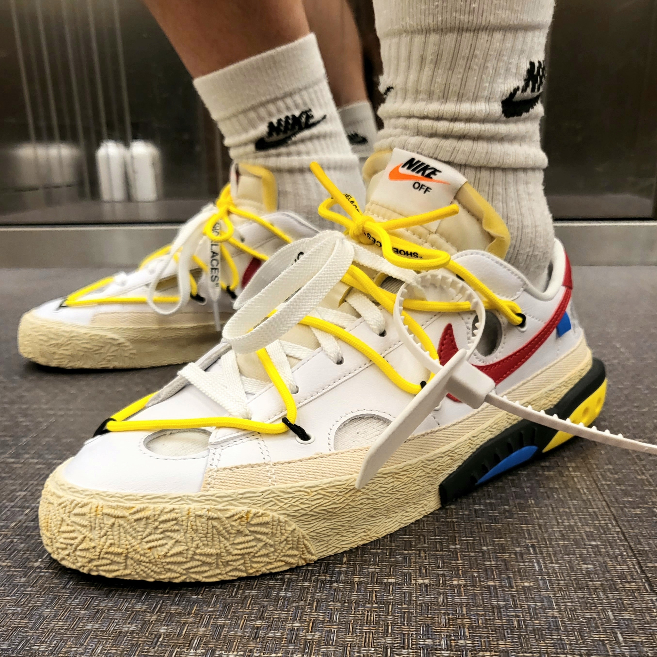 Nike x Off-White Blazer Low '77 White and University Red 착용 스타일