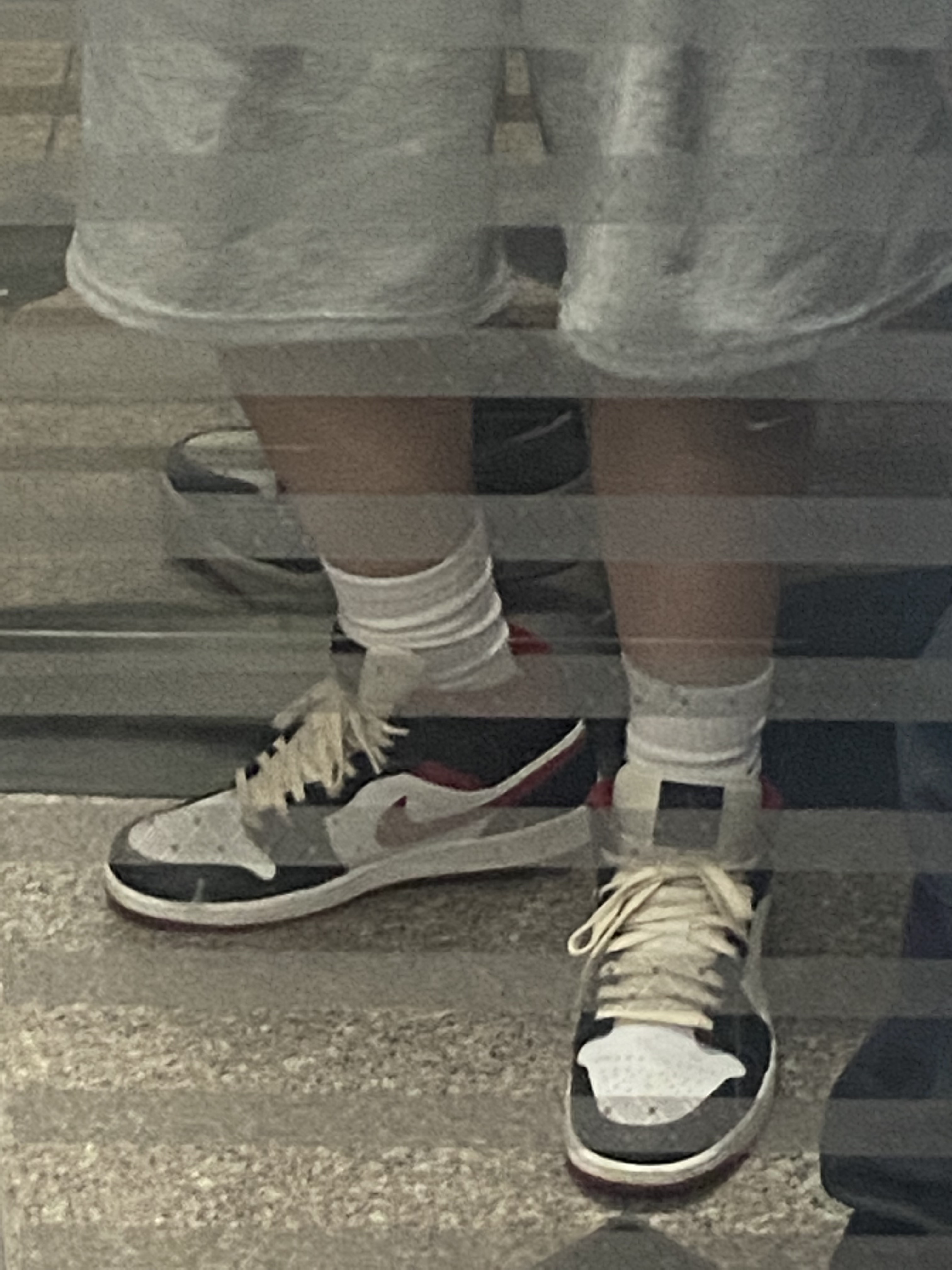 Jordan 1 Mid Gym Red Black White 착용 스타일 - 1