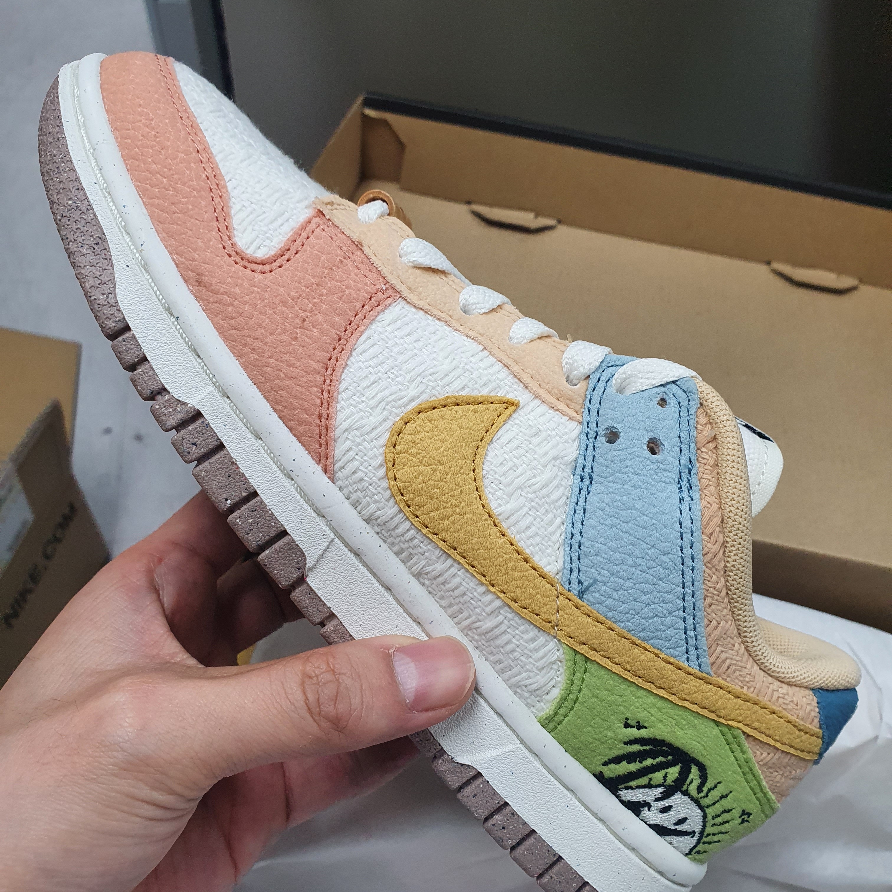 (W) Nike Dunk Low SE Sun Club Sanded Gold 착용 스타일