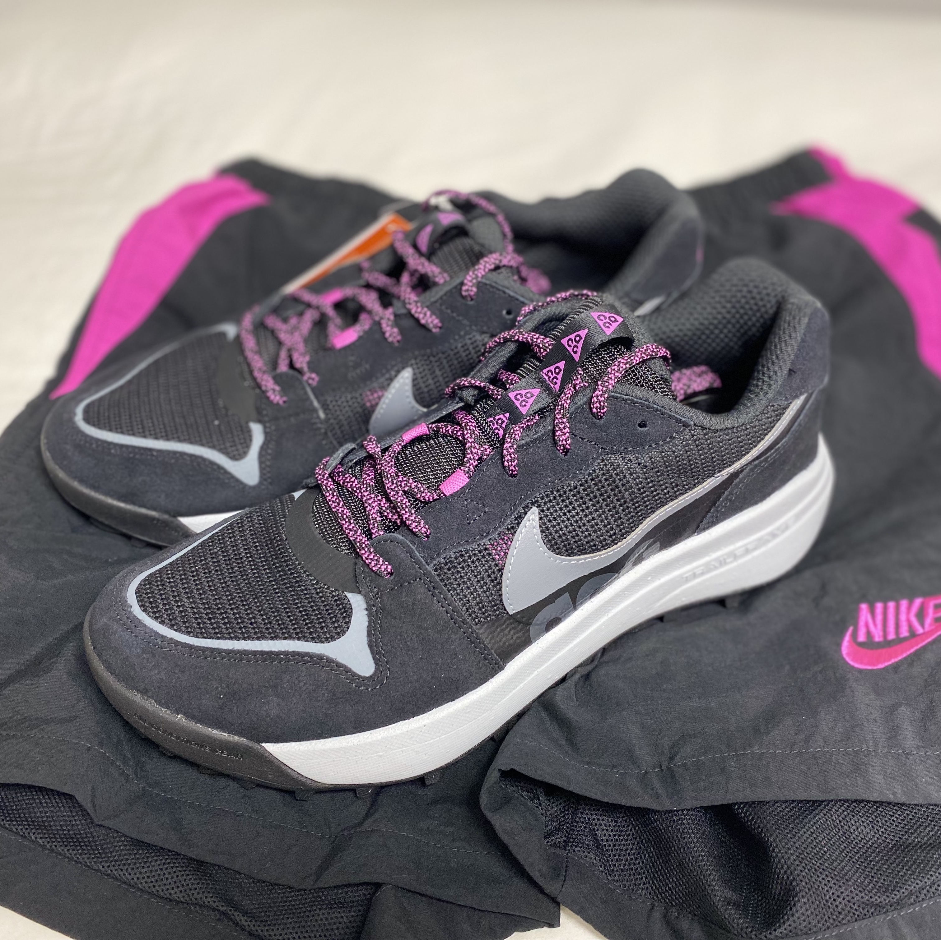 Nike ACG Lowcate Black and Cool Grey 착용 스타일 - 1