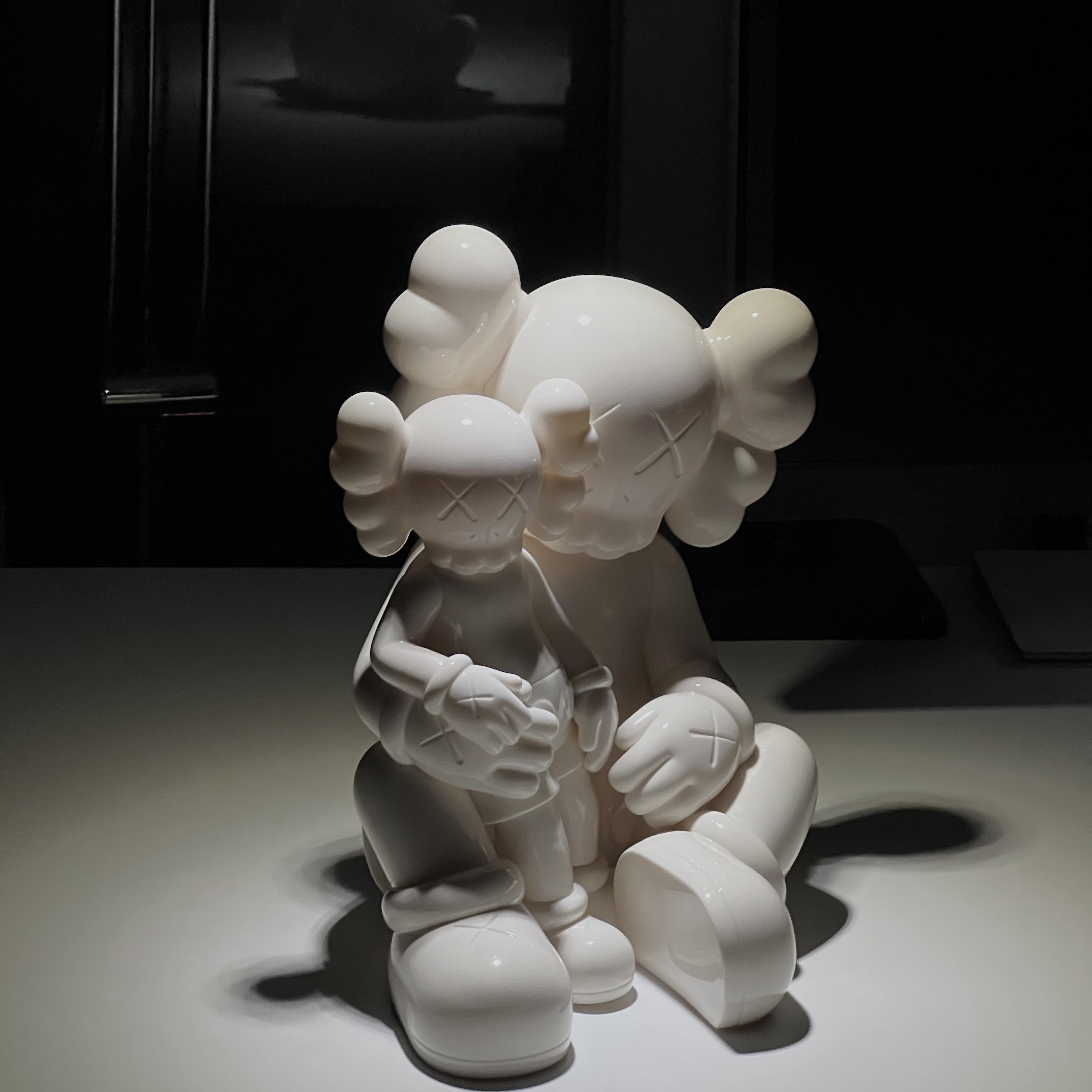 Kaws Holiday Changbai Mountain Vinyl Figure Snowy White 착용 스타일 - 1