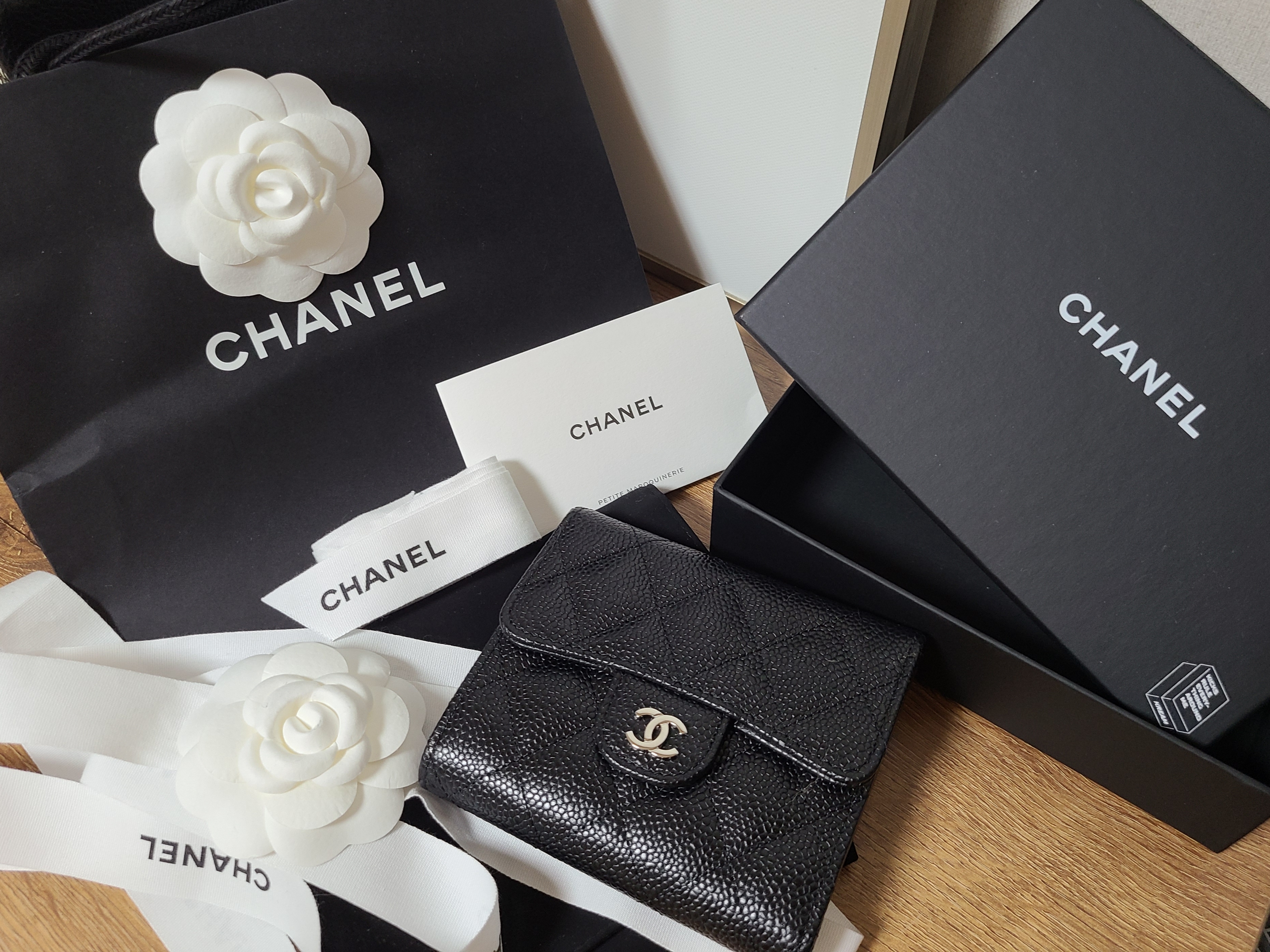 Chanel Small Classic Flap Wallet Grained Calfskin & Silver Black 착용 스타일 - 1