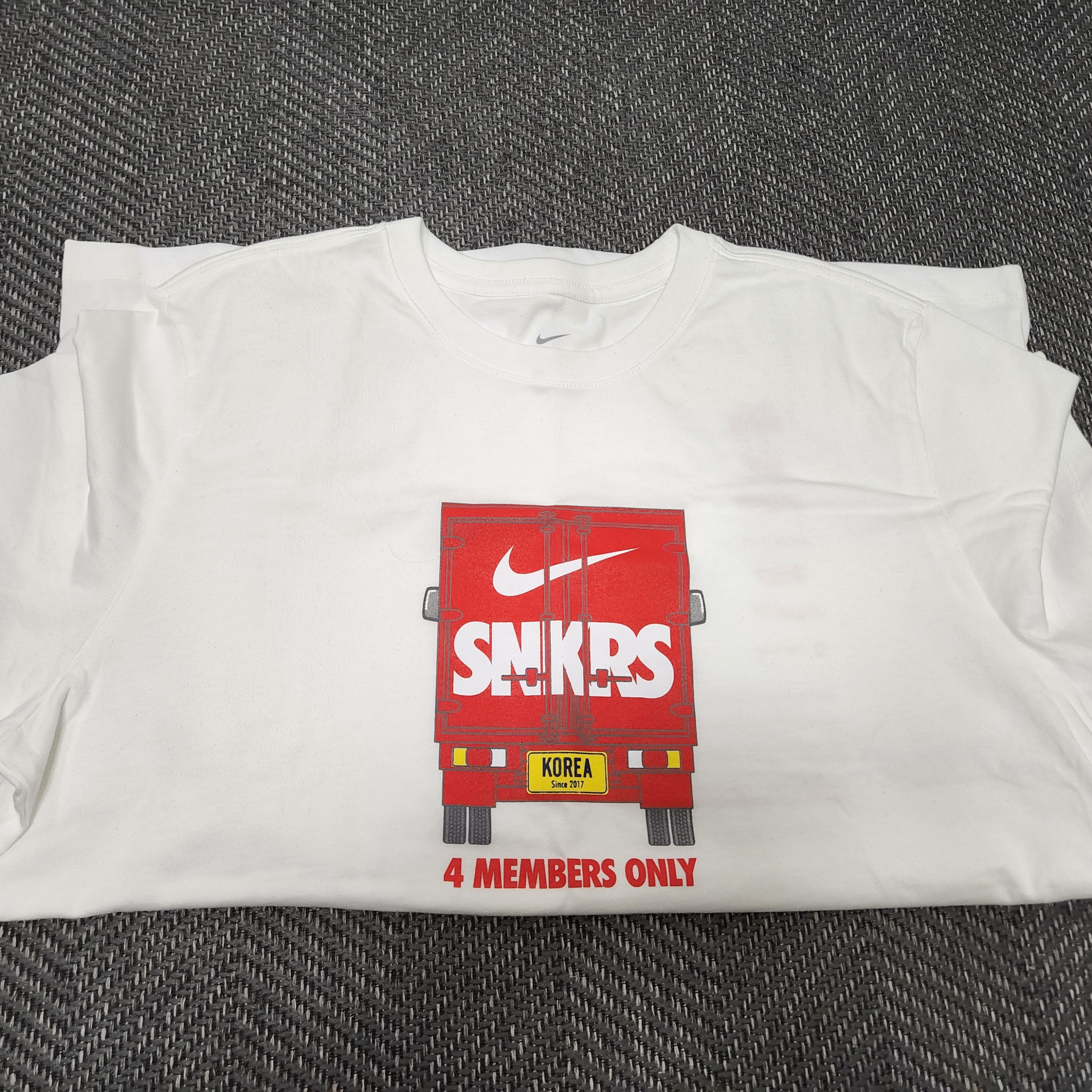 Nike SNKRS 4th Anniversary Members Only T-Shirt White (CZ6366-100) 착용 스타일 - 1