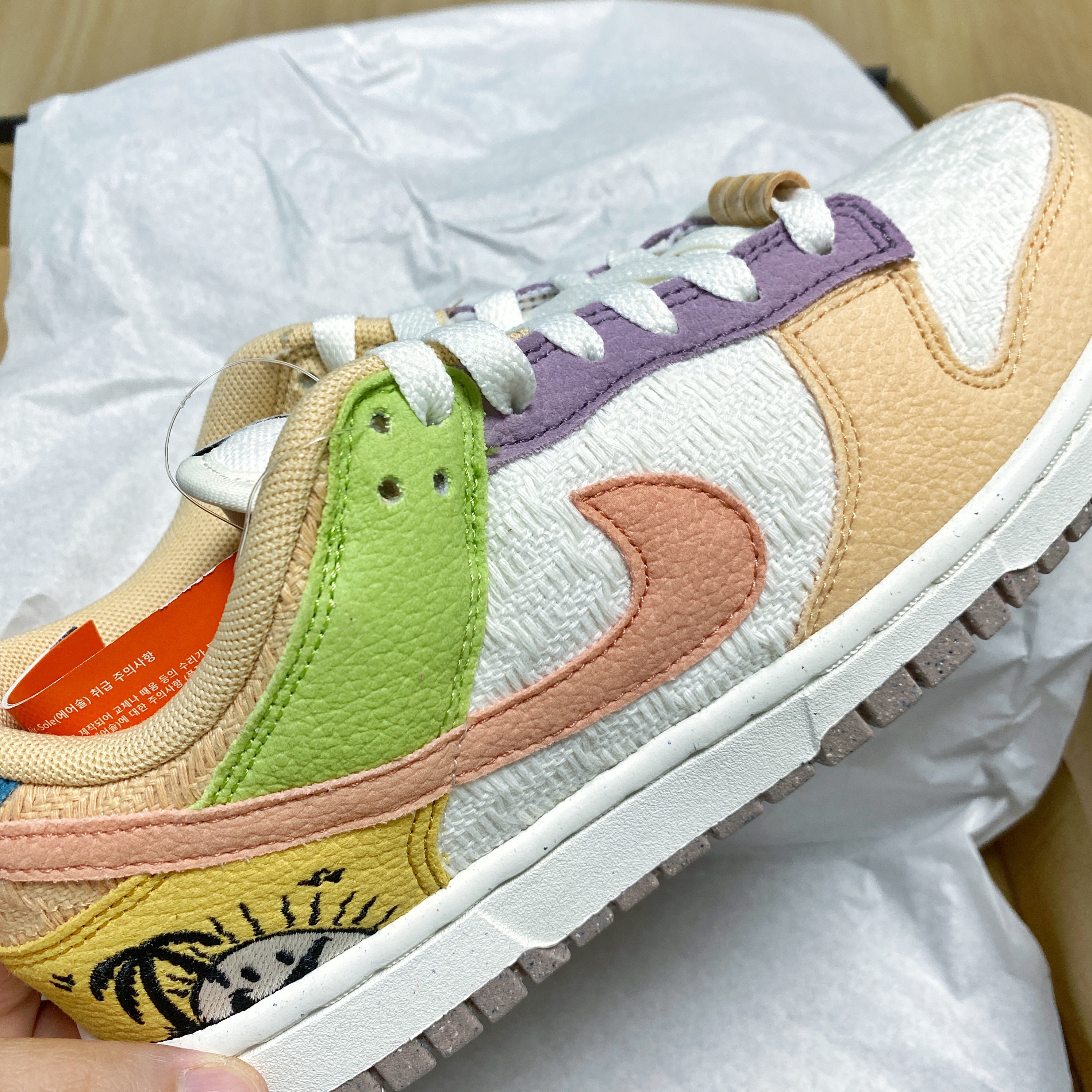 (W) Nike Dunk Low SE Sun Club Sanded Gold 착용 스타일 - 4