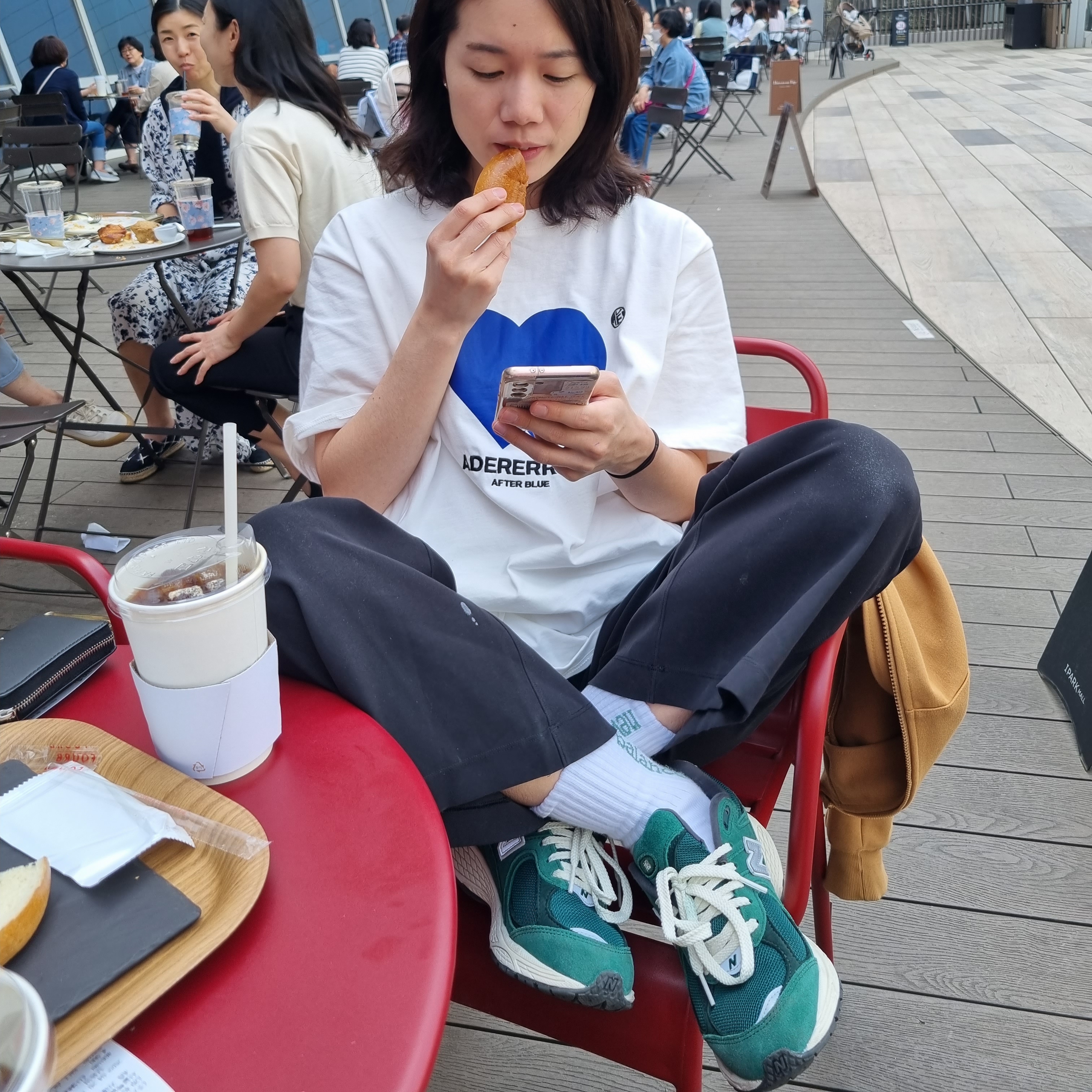 New Balance 2002R Nightwatch Green 착용 스타일