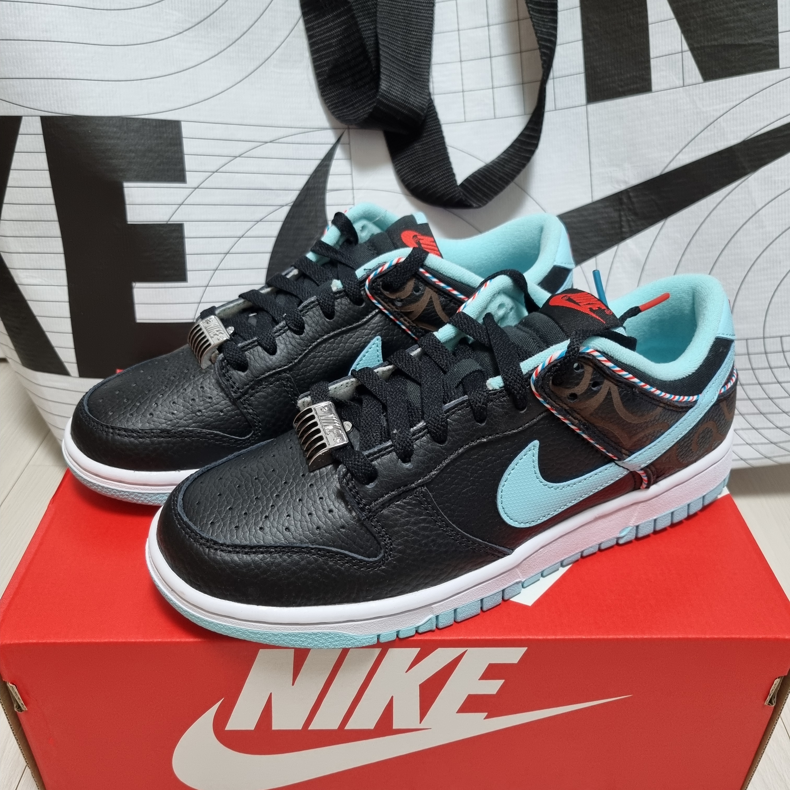 Nike Dunk Low Retro SE Barber Shop Black 착용 스타일